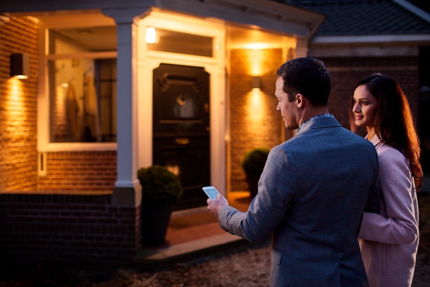 Philips Hue White Ambiance Starter Kit con 2 Lampadine E27, 1 Bridge e 1 Telecomando Dimmer Switch Inclusi