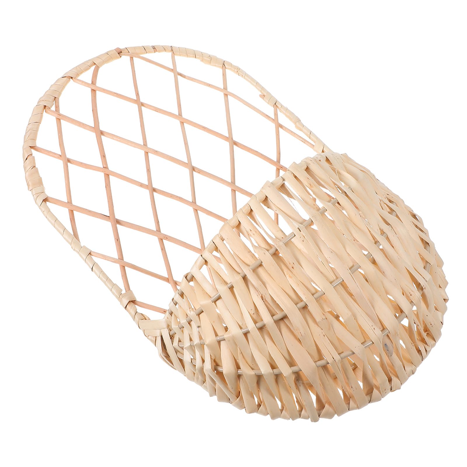 Cesta colgante de mimbre para decoración rústica en balcón