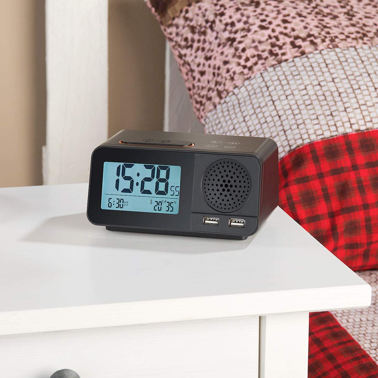 auvisio Funkradiowecker: Funk-Radiowecker mit 2 Weckzeiten, Hygro- & Thermometer, 2X USB, 2 A (Funk Radiowecker mit Netzteil, Radiofunkwecker, Alarm)