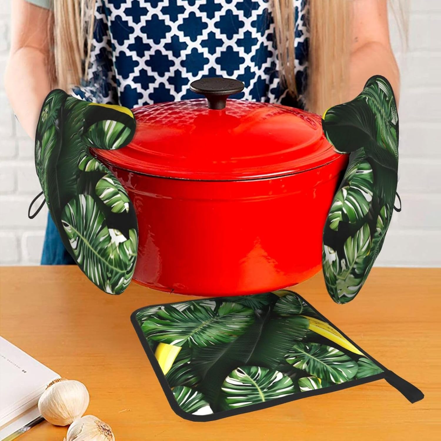 Banana and Palm Print Heat Resistant Microwave Gloves, Used for Baking, Cooking, and Fashion Kitchen Essentials