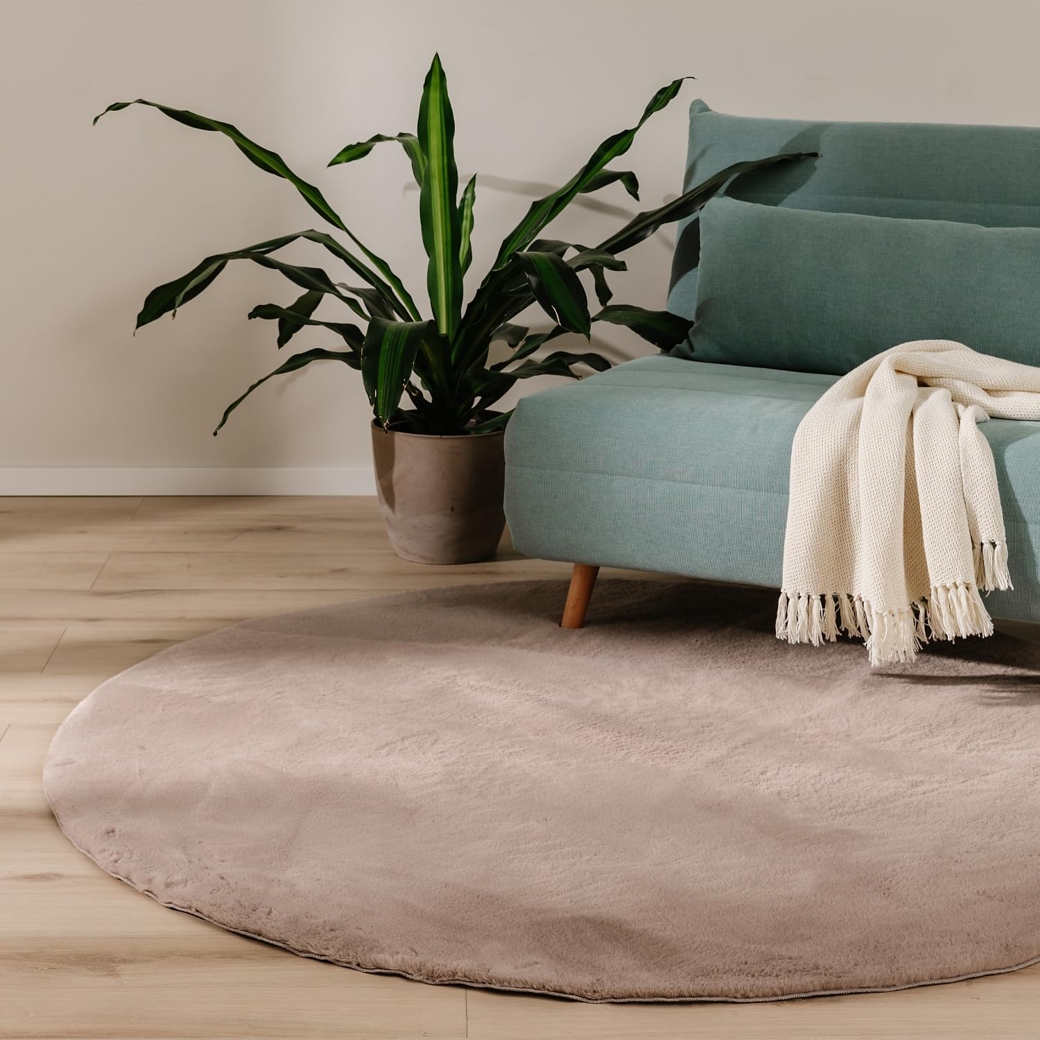 benuta Basic Kunstfaser Fellteppich Furry - Taupe rund 120 cm - Weicher Wohnzimmerteppich - Anti-Rutsch-Rückseite - Waschbar - Für Fußbodenheizung geeignet