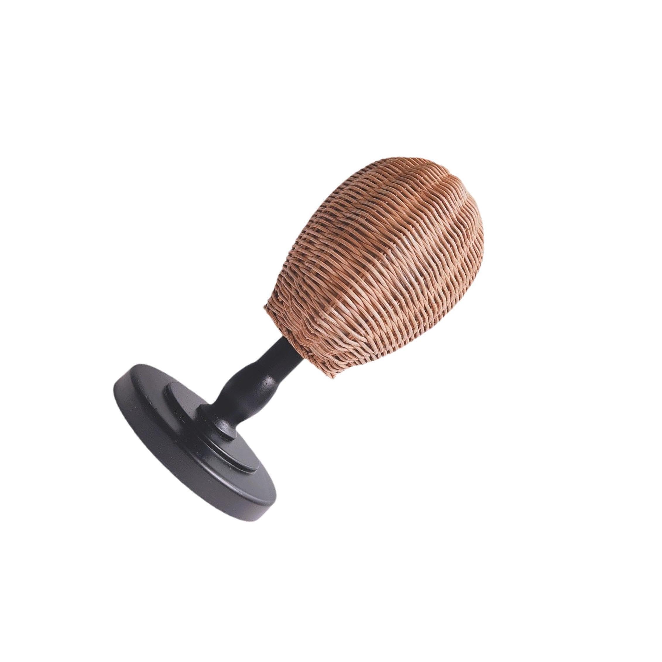Innovativo espositore in rattan con testa di manichino per riporre con stile parrucche, sciarpe e cappelli sulle scrivanie dei saloni. Espositore per
