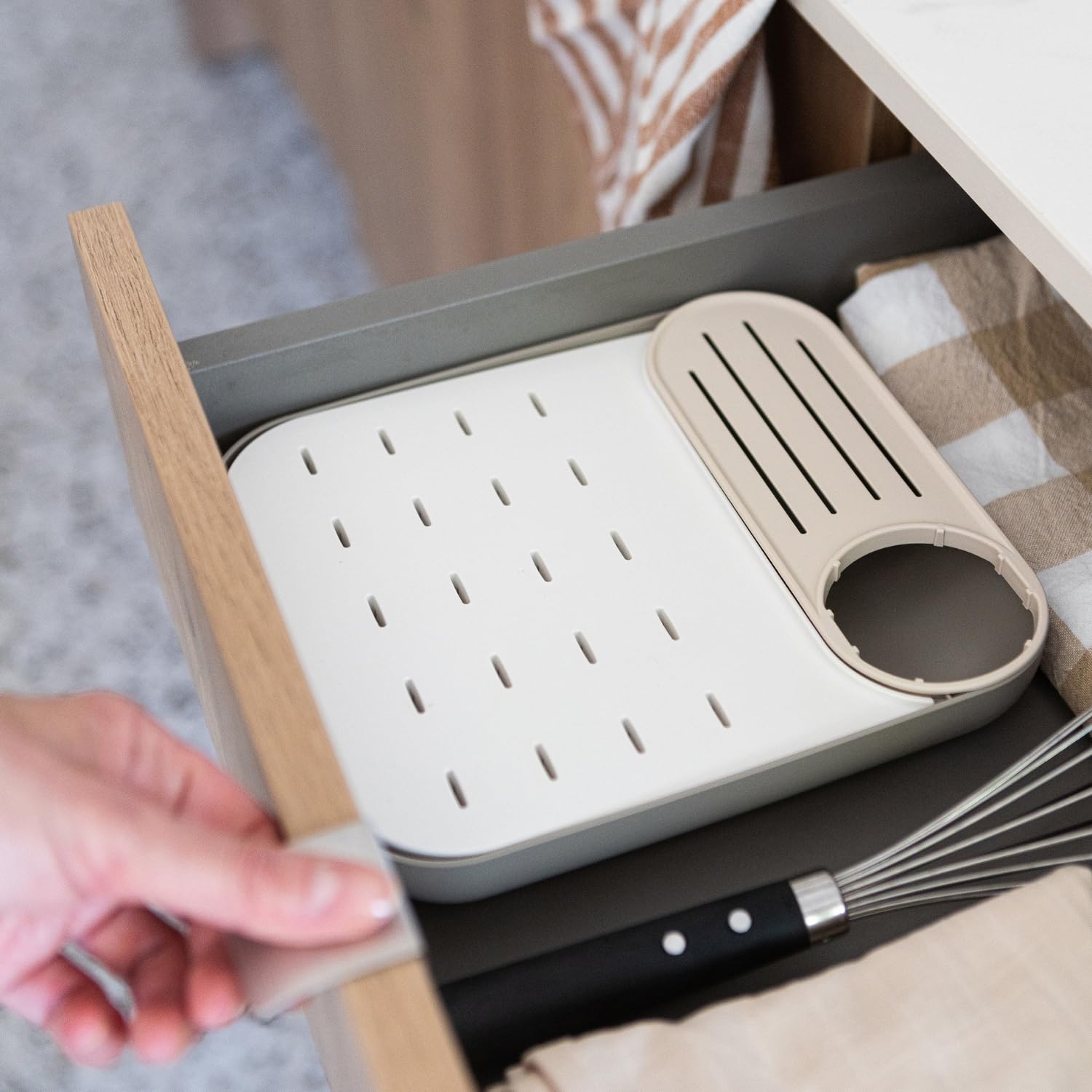 BÉABA Scolabiberon e Asciugabiberon – Grande Capacità, Modulabile, Fino a 6 Biberon e Piatti Bambino, Contenitore Accessori, Drenaggio Ottimizzato, Facile da Riporre, Compatto e Pratico – Argilla