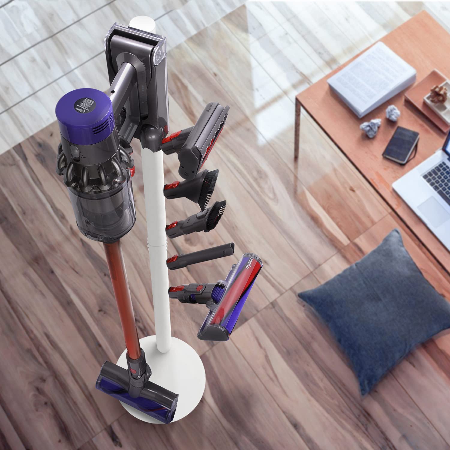 XIGOO Soporte para aspiradora independiente compatible con aspiradoras inalámbricas Dyson V15 Detect, V11 V10 V8 V7 V6, estación de acoplamiento de suelo, soporte organizador de metal con 5 ganchos,