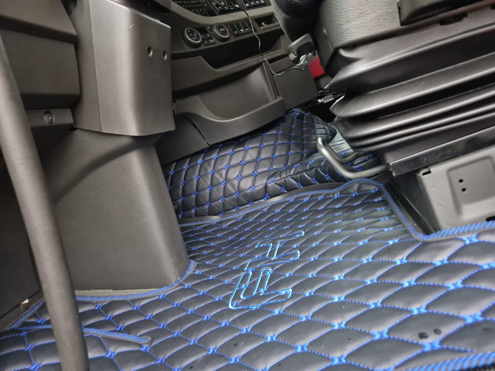 Juego de alfombrillas compatibles con VOLVO FH 4 FH 5 (negro (hilo azul))