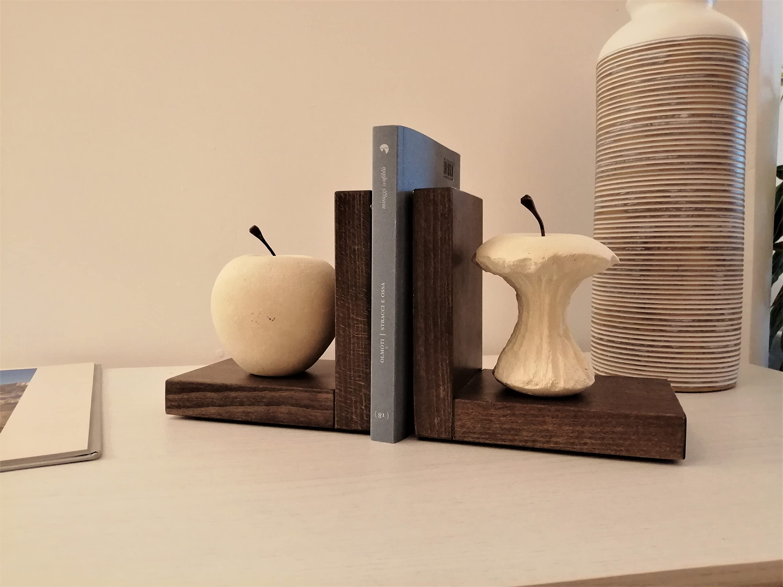 Progetto Arte. Par de sujetalibros Manzana/Manzana Mordida. Escultura de Piedra sobre Base de Madera. Objeto Hecho a Mano.Q027T+Q027M