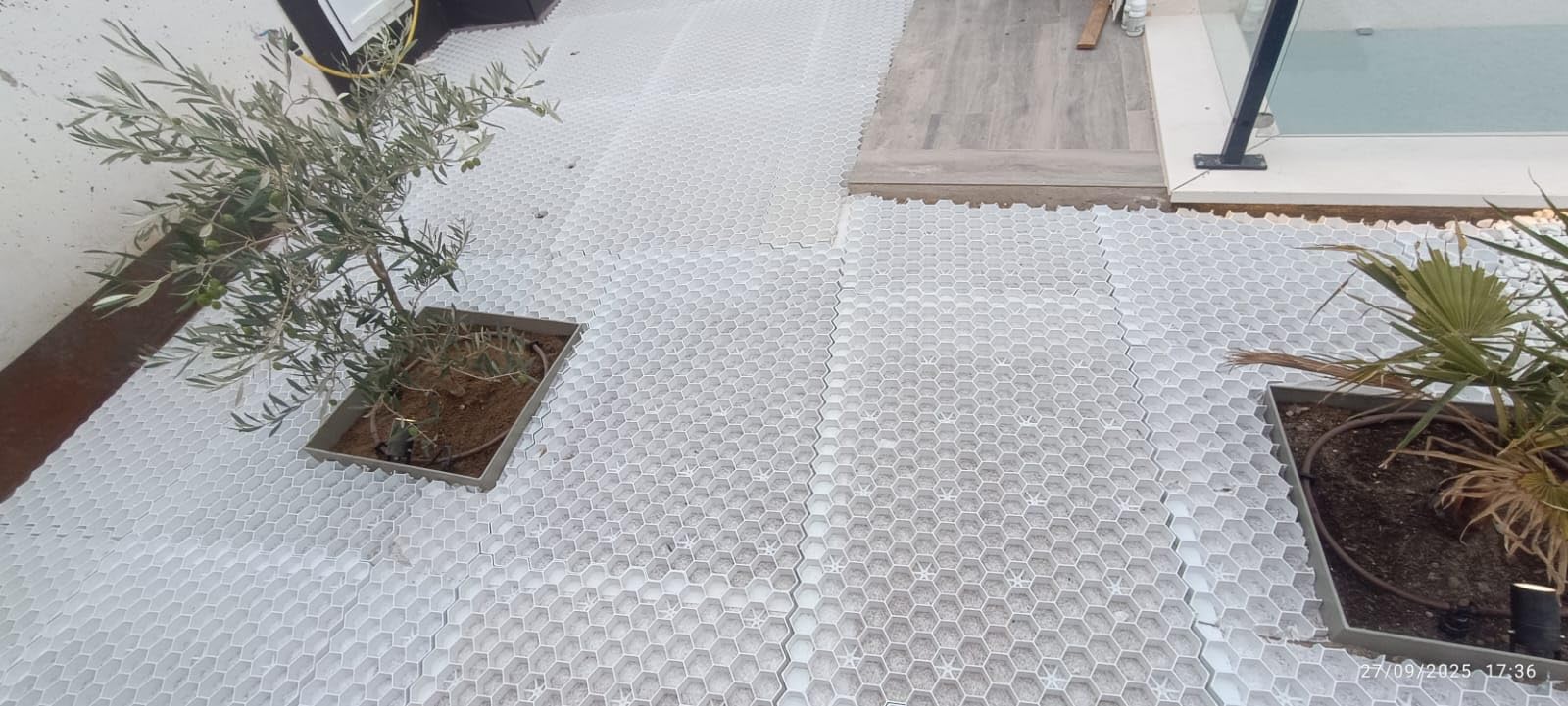 Geocelda, Estabilizador de Gravilla - Rejilla de plastico Blanco con geotextil adherido. 160 x 120 x 3 cm