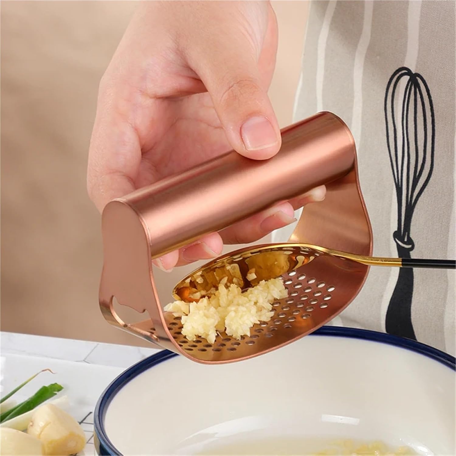 Multifunction Kitchen Gadget Garlic Press Stainless Steel Manual Ginger Squeezer Crusher Vegetable Tool With Bottle(Rose gold)