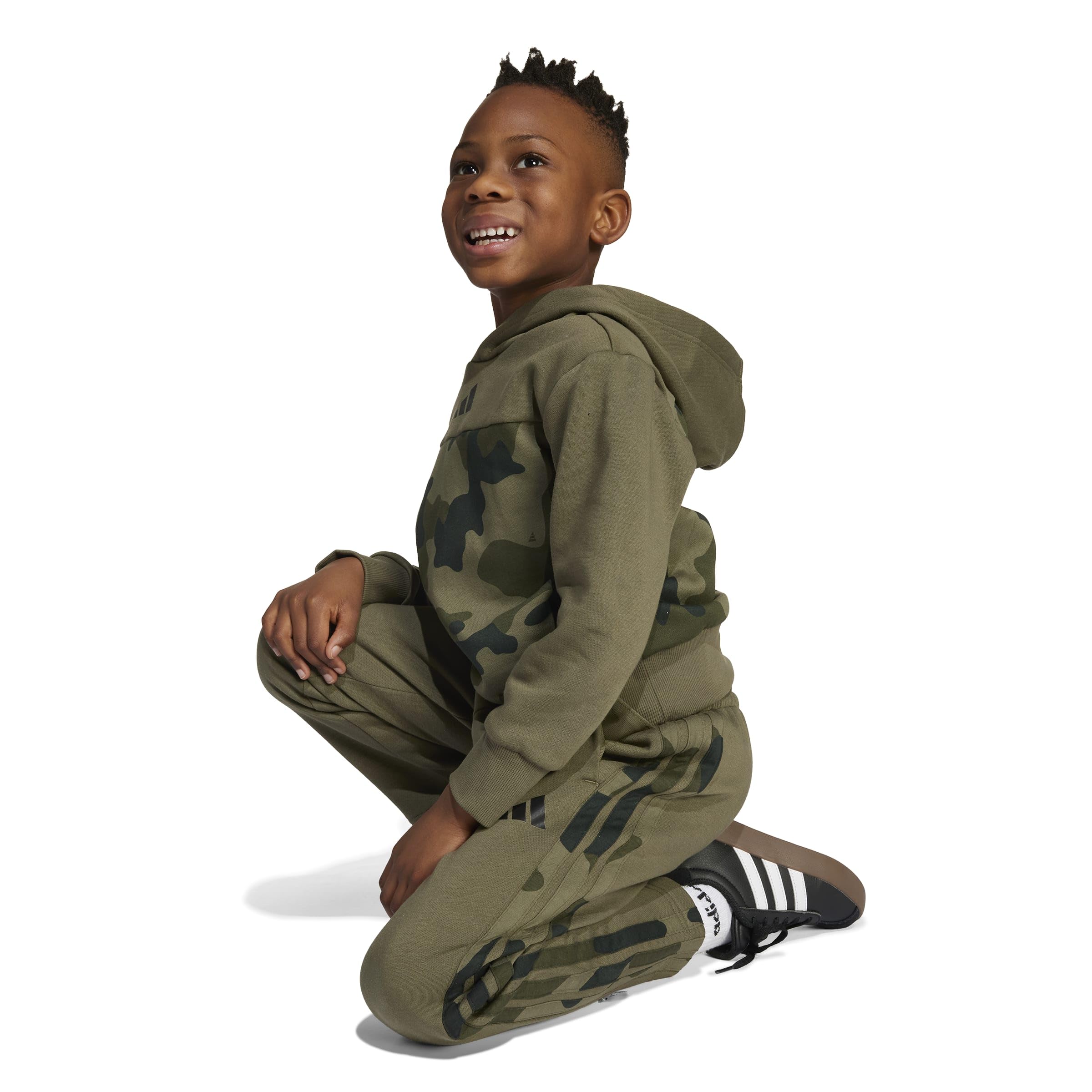 adidas Unisex Kids' Conjunto de chándal de felpa con estampado de camuflaje Seasonal Essentials