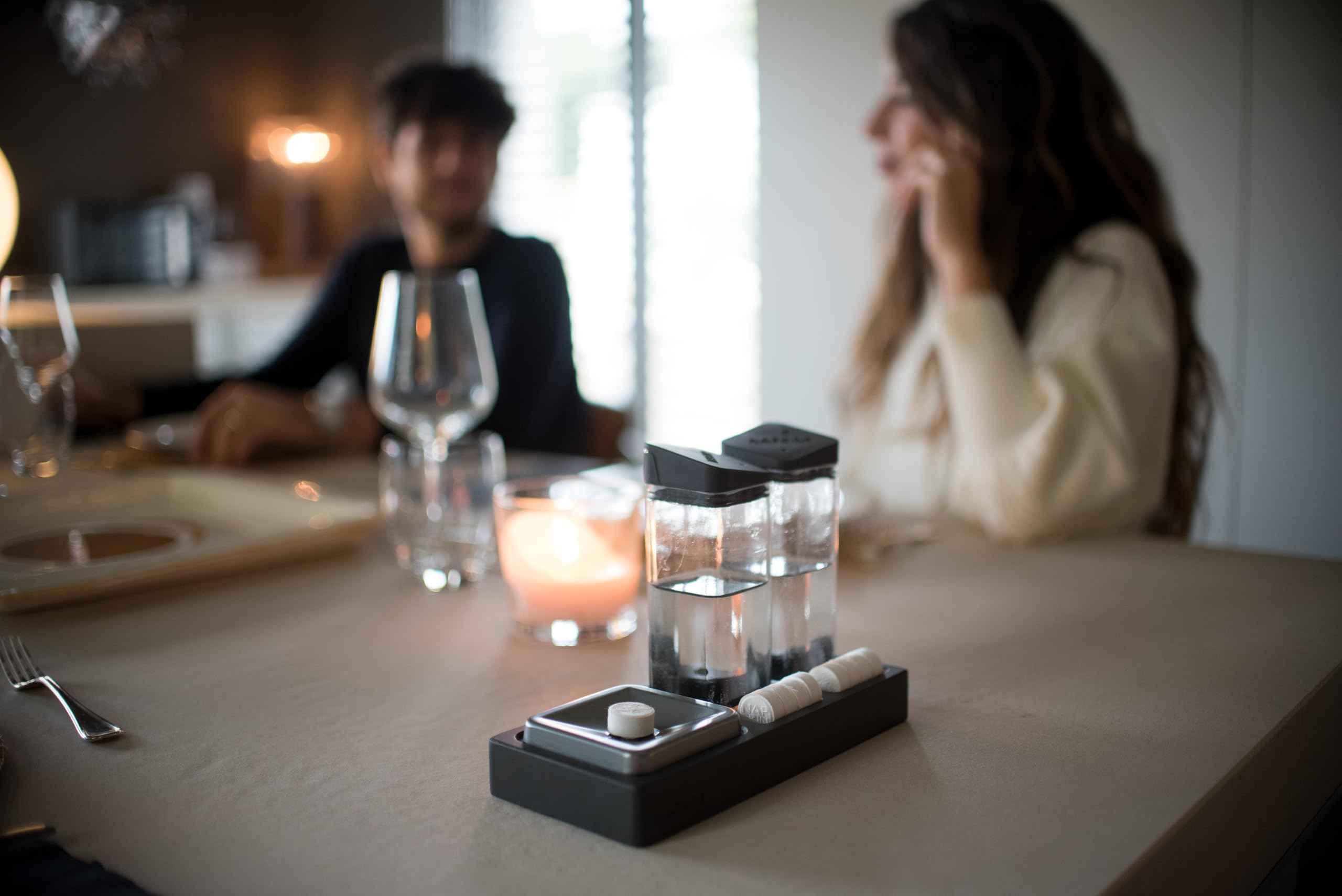Napkin CREHO Set da tavola Professionale - Set da tavola in Legno AntiGraffio, Composto da Due ampolle in Vetro e Quattro vaschette in Alluminio, per prendersi Cura degli Ospiti.