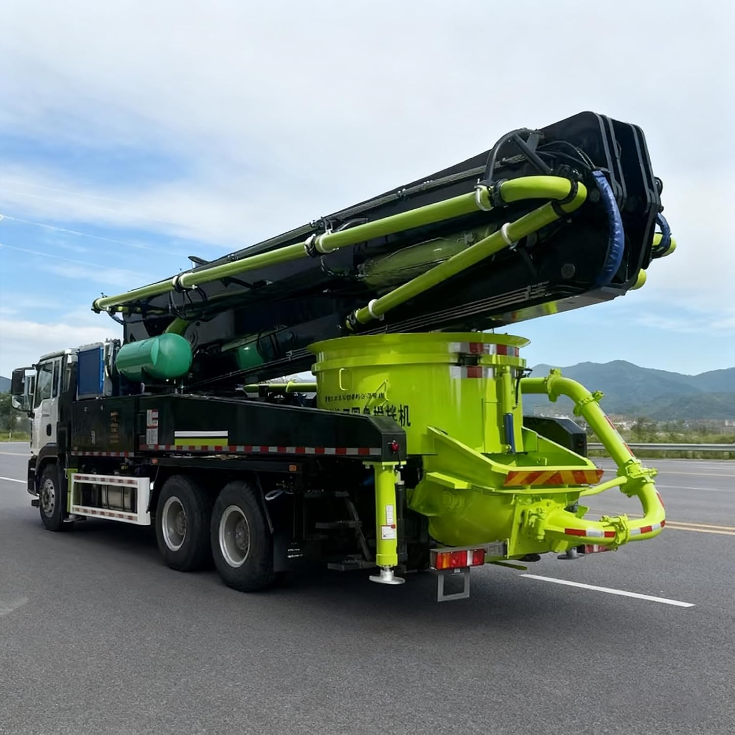 Mini Wheel Concrete Mixer Pump with Hydraulic Boom – Self Loading Mobile Concrete Pump Truck for House Building, Rural Construction & Photovoltaic Pile Foundation