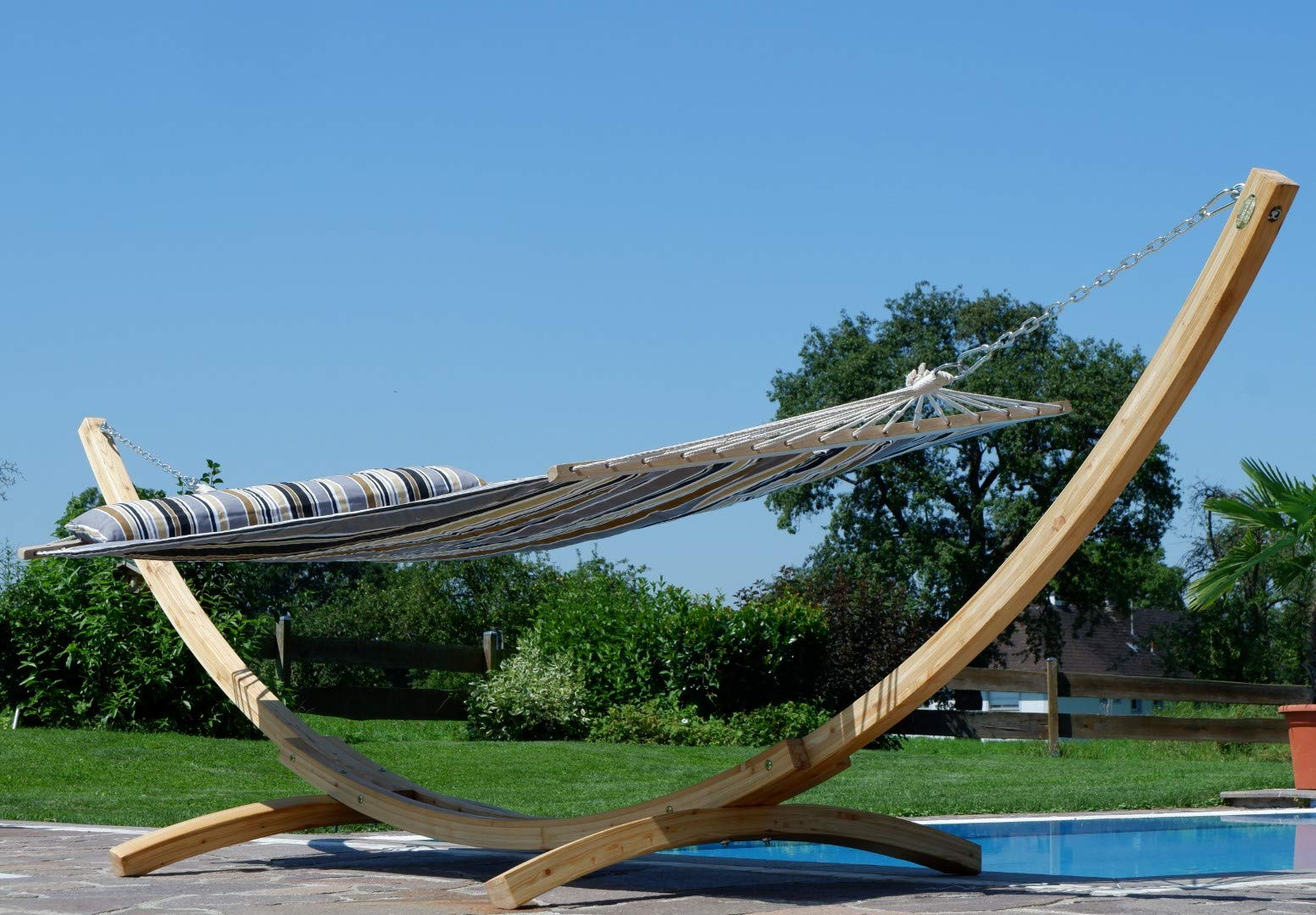 ALEOS. 400cm XXL Hängemattengestell Gestell aus Holz Lärche hell mit Stab Hängematte gefüttert mit Kopfkissen Grau gestreift 120x200 cm