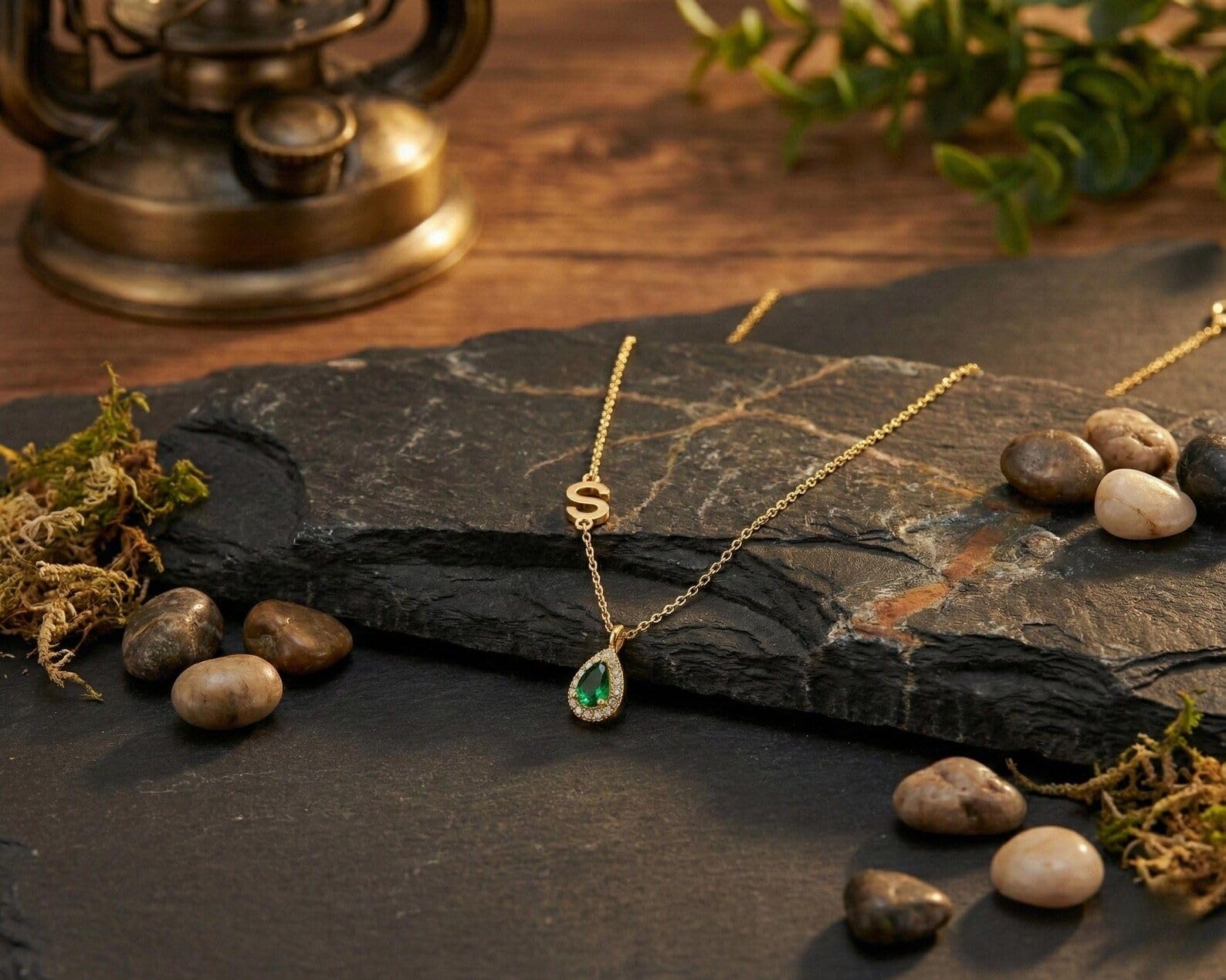 Oro laterale iniziale collana con pietra portafortuna, delicato su misura per mamma personalizzato con pietra portafortuna Natale, Stile quotidiano