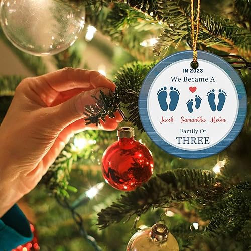 Miniatura 5 de Adorno de Navidad familiar personalizado 2023, adorno personalizado para la familia con nombre y año, We Became A Family of Threes, adorno de