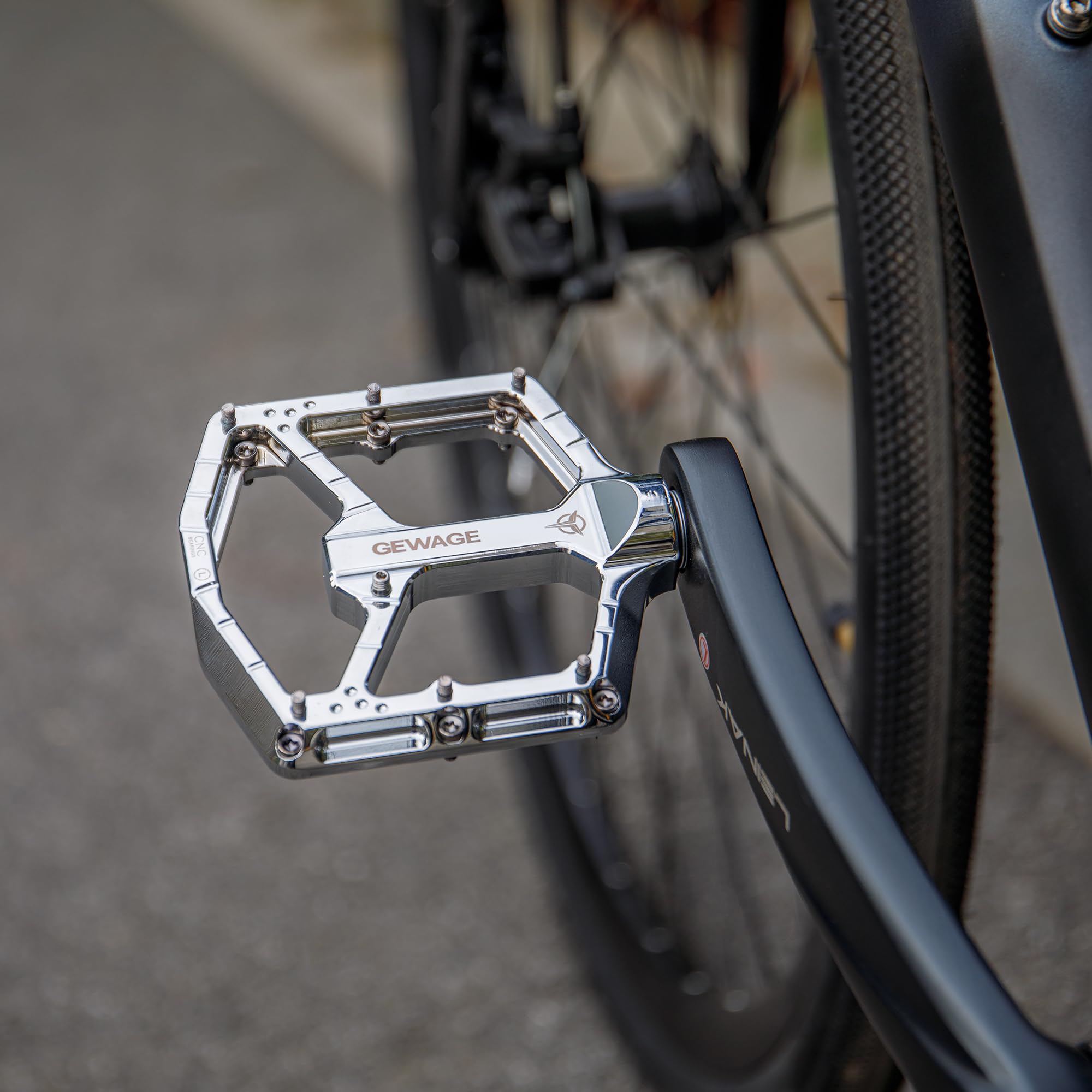 GEWAGE MTB Pedale Profi – CNC Aluminium, 3-Fach-Lagersystem mit großem Kugellager + Nadellager, 9/16″ Chromoly, ultraflaches Monoblock Design, 14 Pins, kompakt
