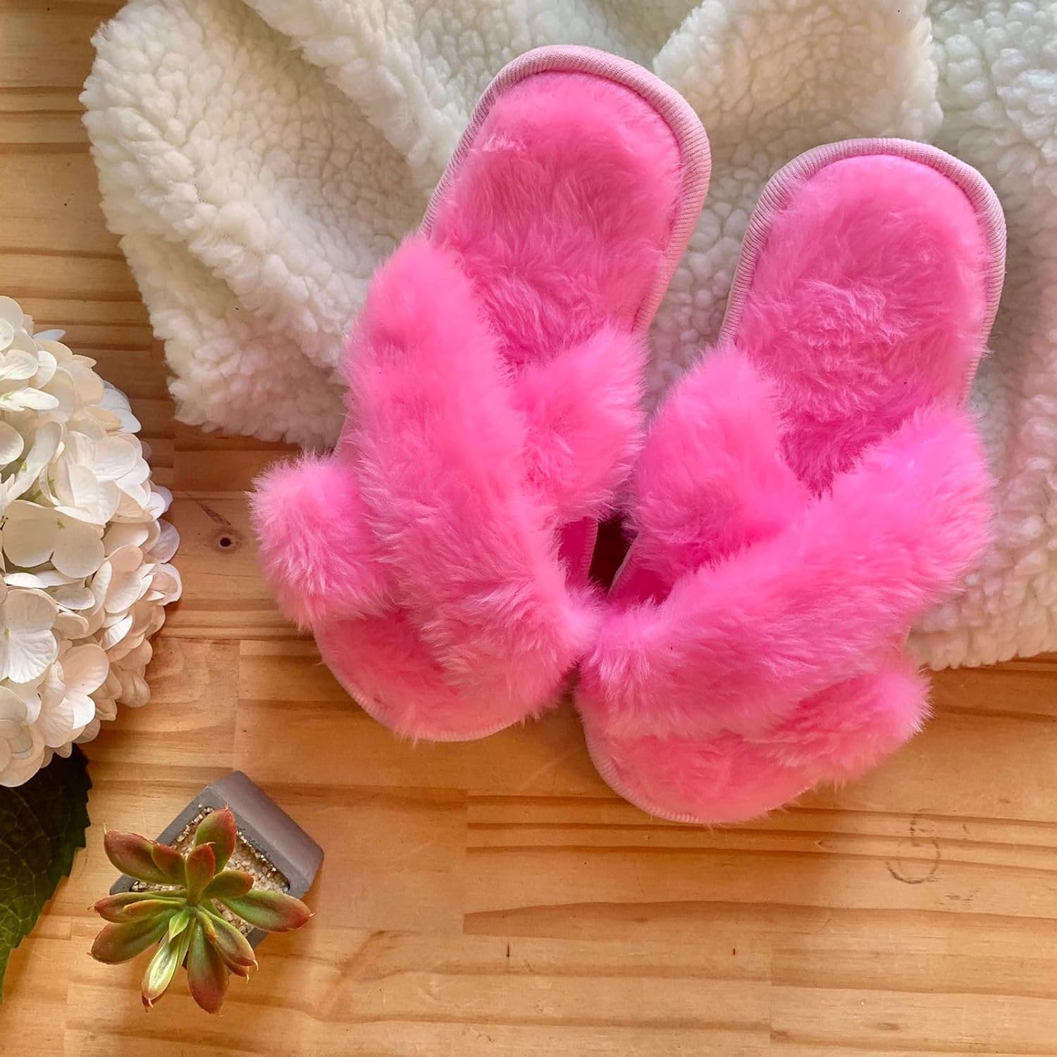 Pantufa Feminina Tipo Chinelo para Quarto – Solado Macio em promoção! Veja a oferta e mais achadinhos de Chinelos & Pantufas 5 Hoje é o melhor dia para comprar Pantufa Feminina Tipo Chinelo para Quarto – Solado Macio com aquele preço maroto! Promoção! Aproveite a oferta! 5