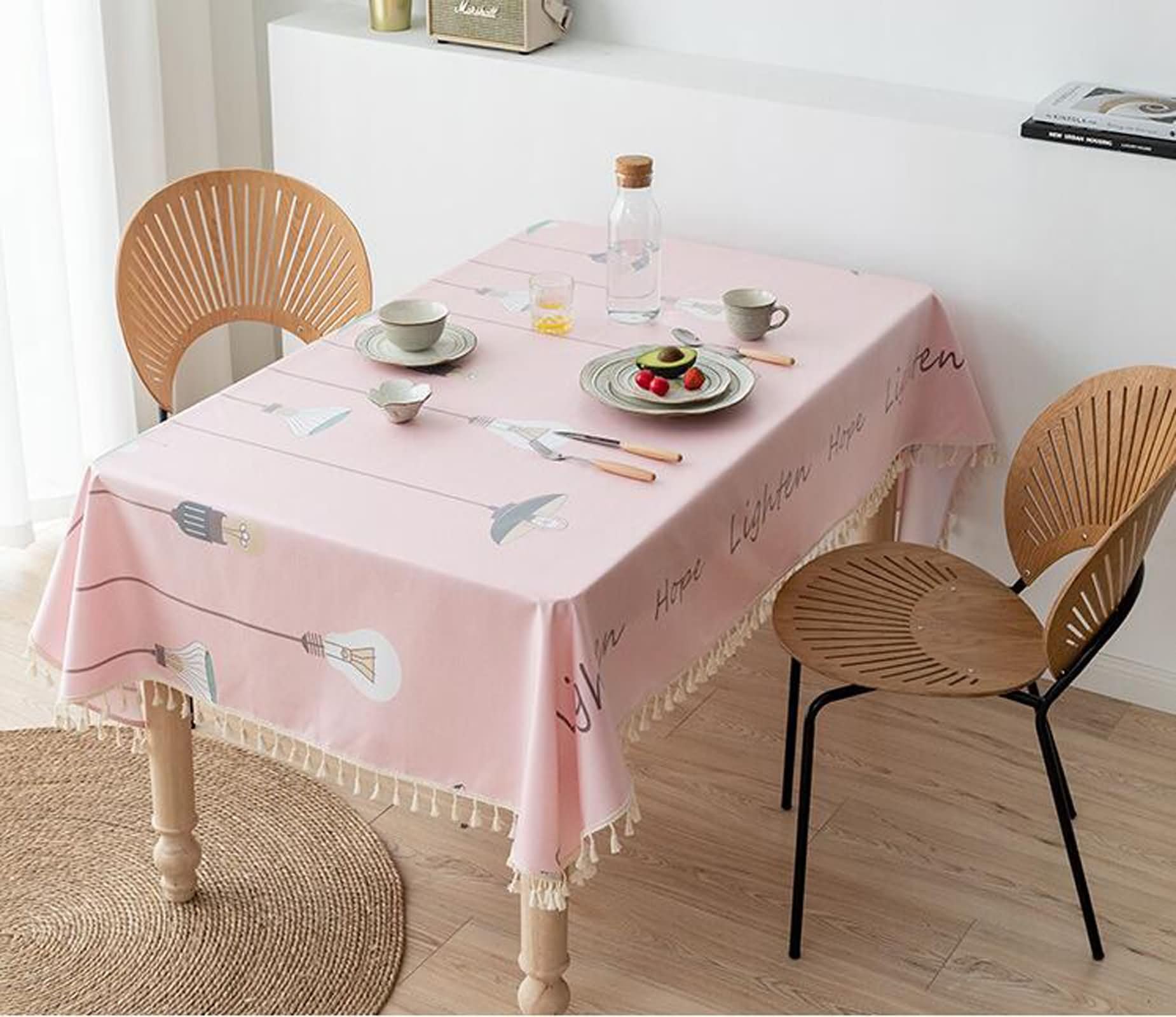 Nappe de salle à manger lavable motif lustres, le linge de table idéal pour vos repas de famille