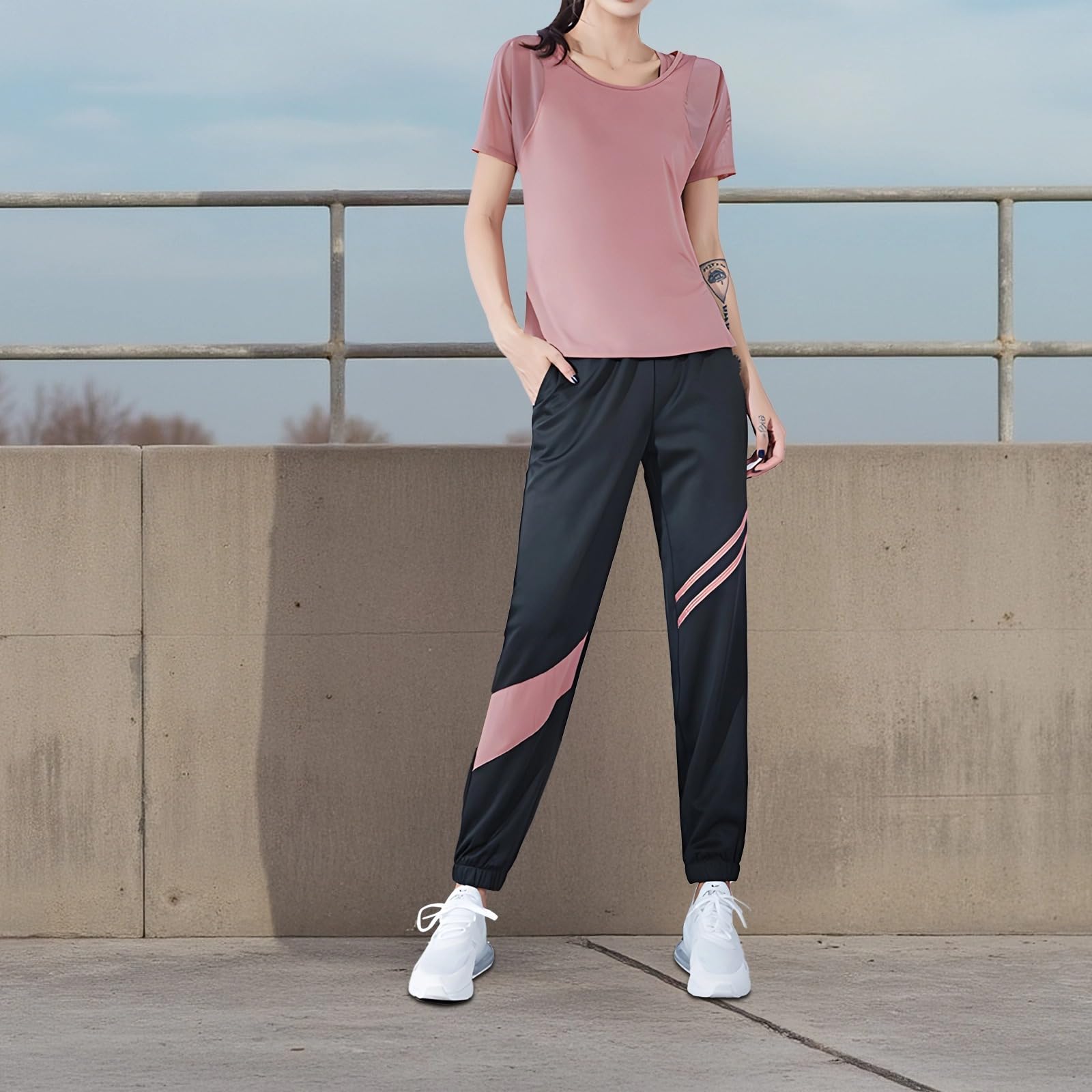 Conjunto de entrenamiento de tres piezas para mujer, incluye brasier deportivo, camiseta de manga corta, leggings, conjuntos de yoga de 3 piezas, elegante diseño morado y negro, tela transpirable de