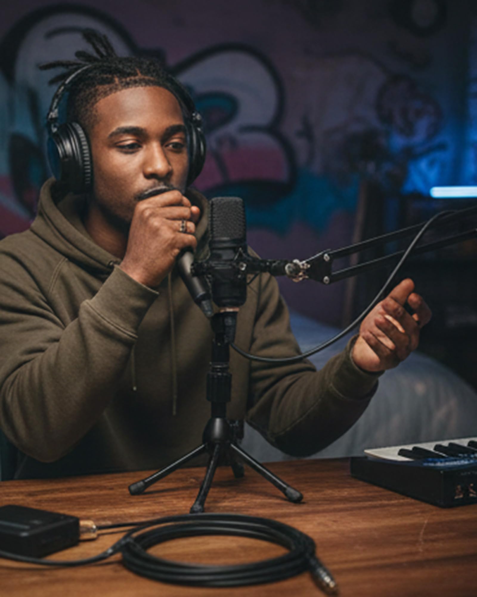 Audio-Technica AT2010 Cardioid Condenser Handheld Microphone Bundle with Boom Stand Pop Filter XLR Cable and Austin Bazaar Polishing Cloth product thumbnail 9