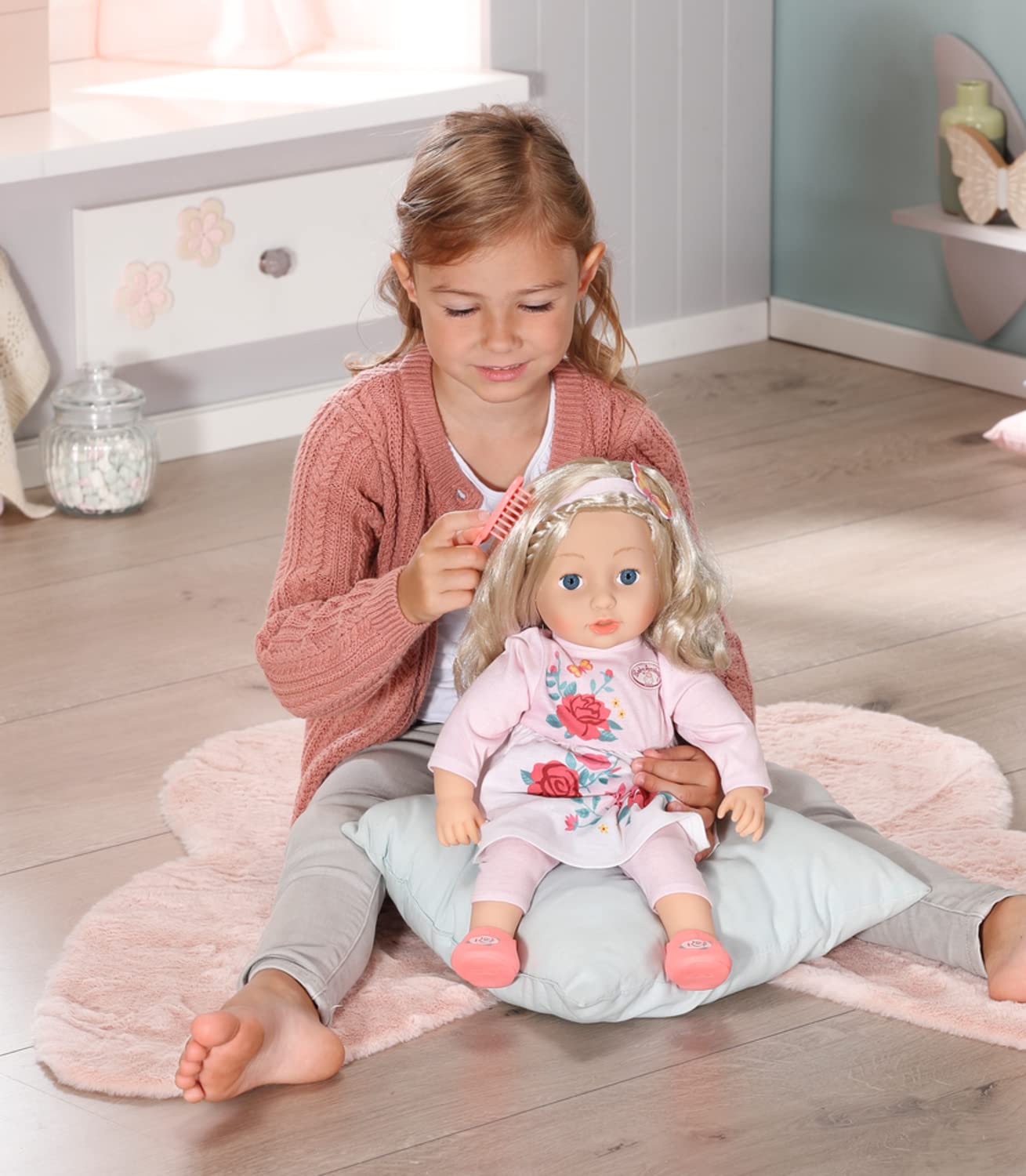 Baby Annabell Sophia – 43 cm miękka lalka z włosami do stylizacji – odpowiednia dla dzieci w wieku od 2 lat, idealna lalka dla małych dzieci i młodszych dzieci – zawiera lalkę, szczotkę do włosów i strój, 706572