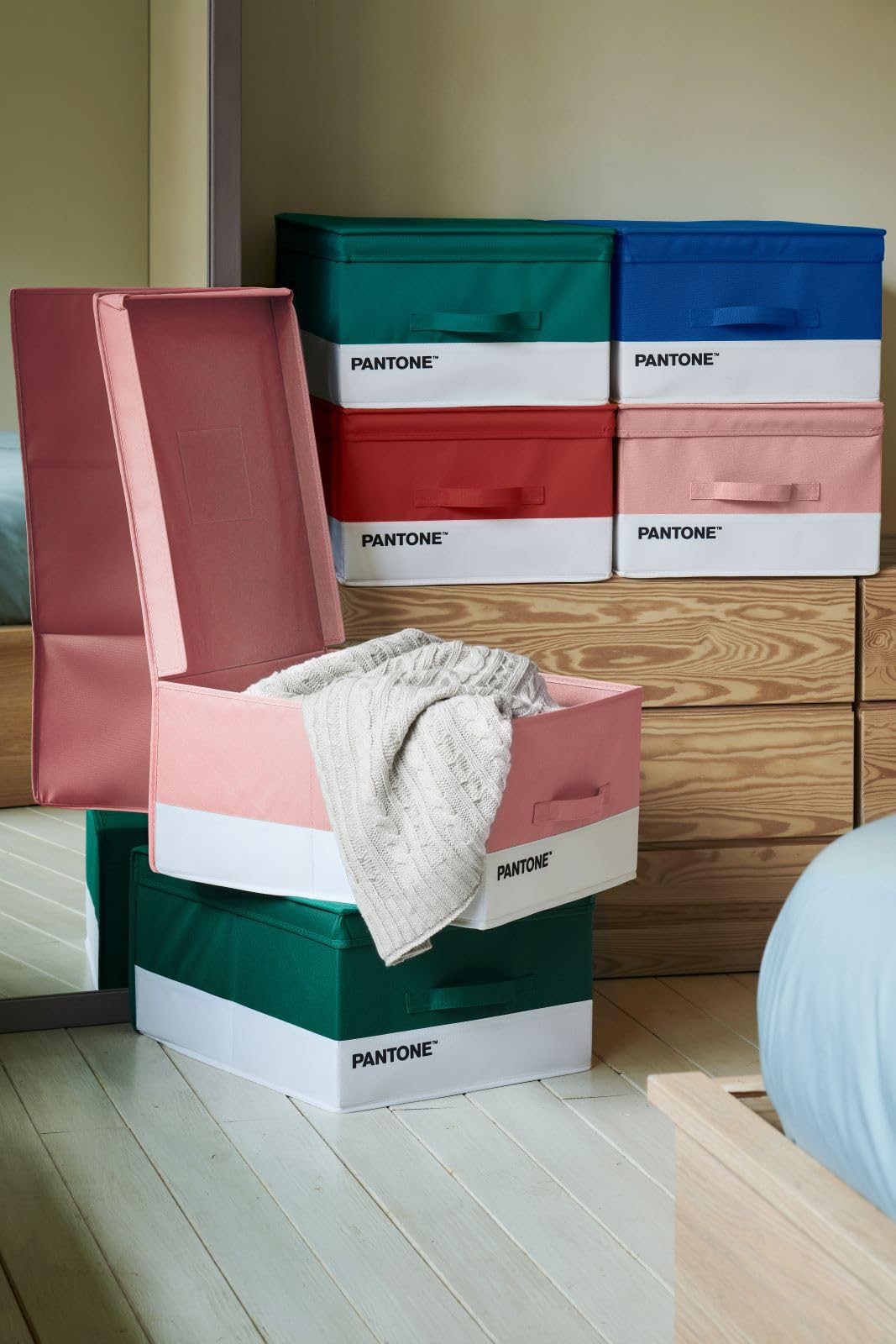 PANTONE Organizer Armadio Salvaspazio, Scatola Porta Oggetti e Abiti con Tasca Profumatore Armadio, Contenitore Giochi Bambini e Vestiti Pieghevole, Scatole per Armadio Portaoggetti 40x50x25 cm