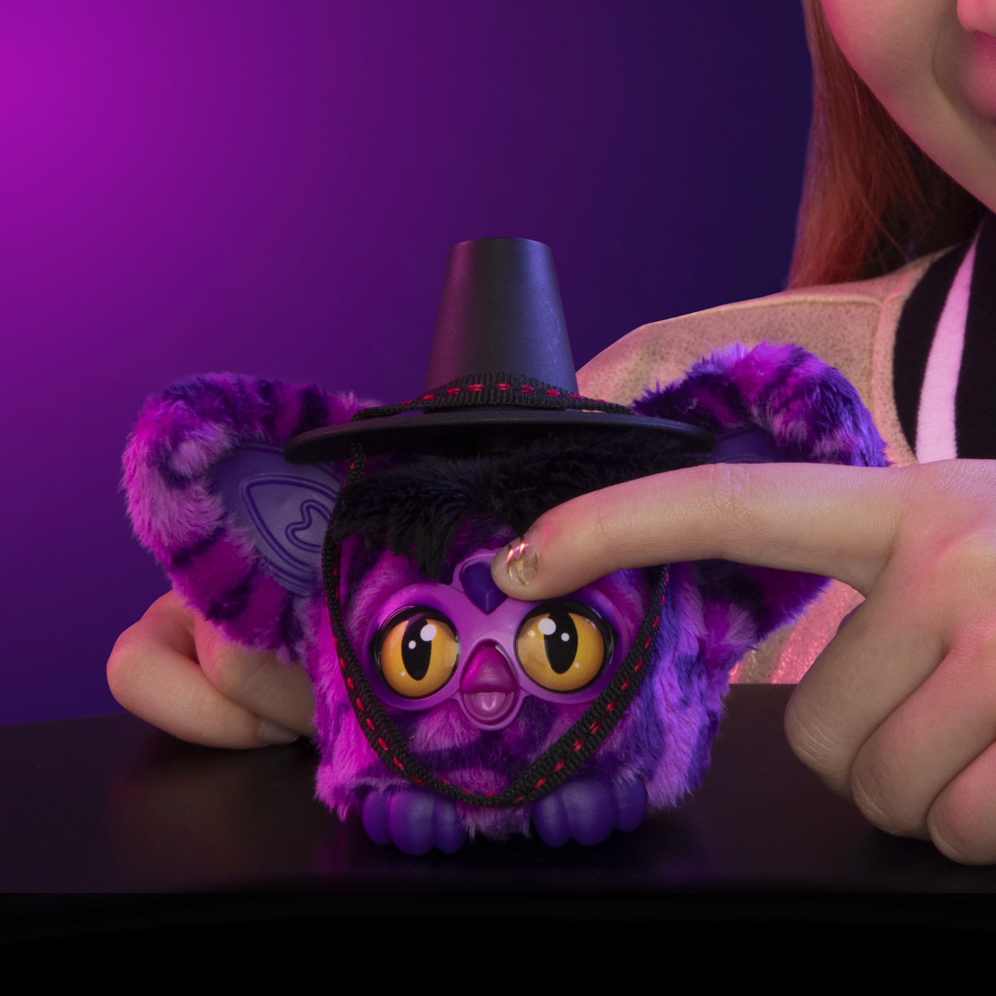 Furby Furblets Demon Saja Boy z filmu K-popowe łowczynie demonów, miniaturowa pluszowa elektroniczna zabawka kolekcjonerska w skali 7,6 cm