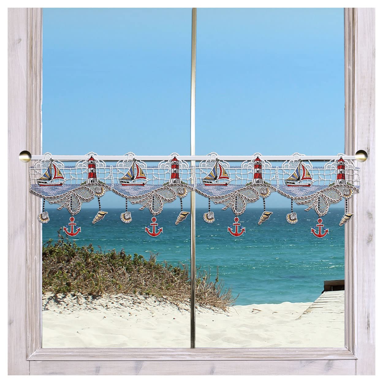 Maritime Feenhaus-Scheibengardine Meeresbrise | Badgardine mit Strandfeeling aus Vogtländischer Spitze - Kunstvoll gesticktes Urlaubsflair mit Leuchtturm, Segelboot, Muscheln Höhe x Breite 19 x 55 cm
