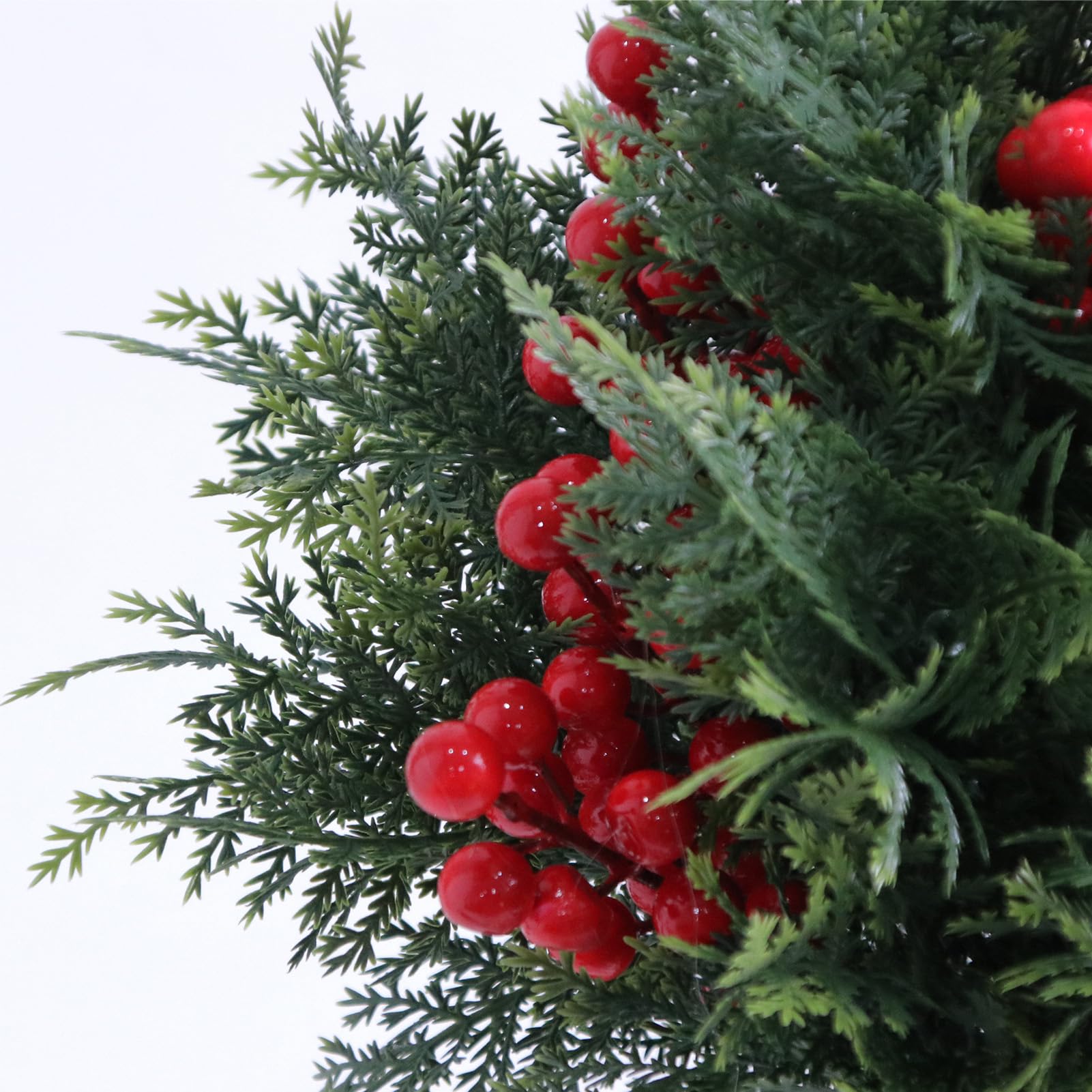 Sonew Confezione da 2 Piante Topiarie di Cedro Artificiale con Punte da 17,7 Pollici per Esterni in Finto PE Verde con Bacche di Schiuma per la Decorazione del Giardino del Portico Tutto l'anno