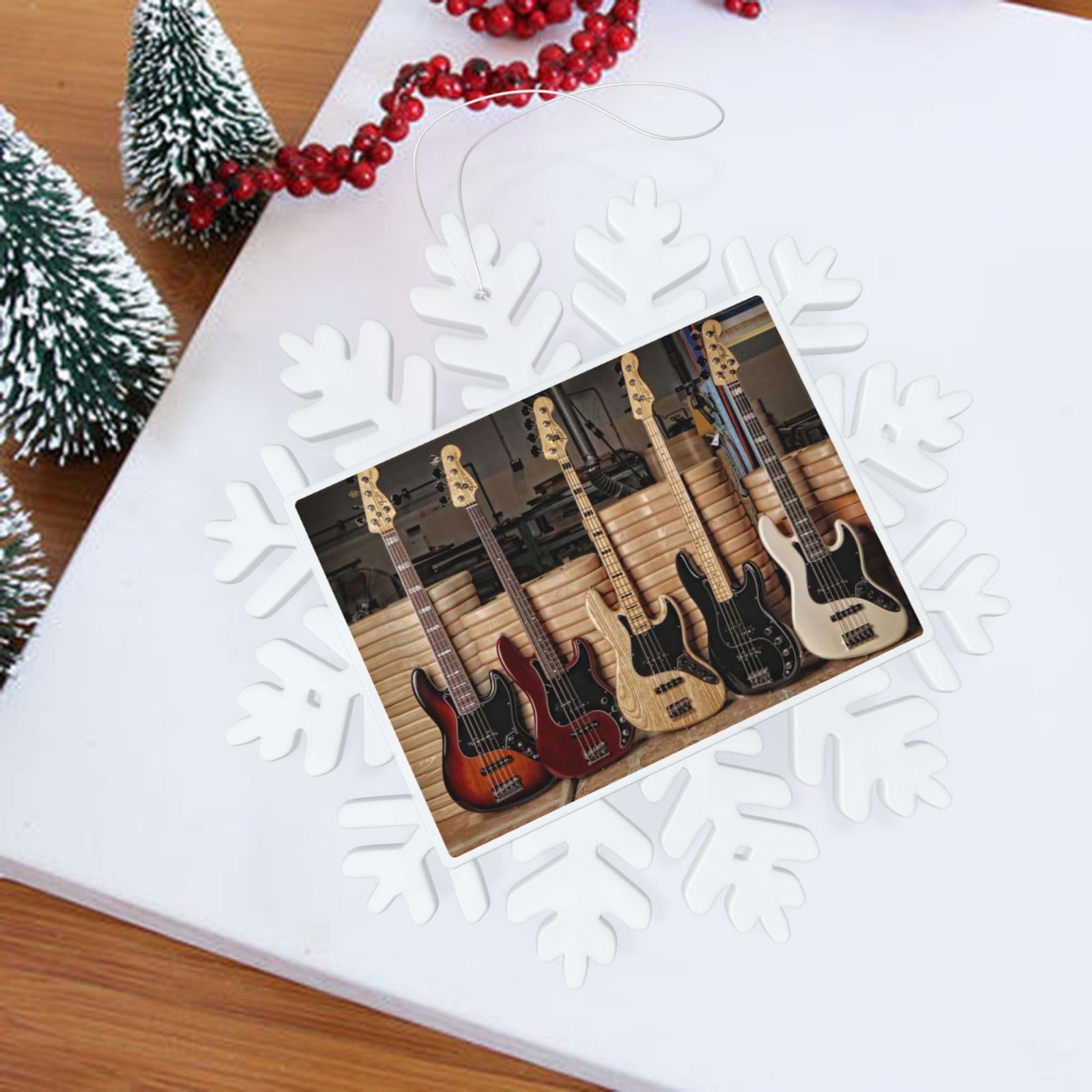 Vacanze stagionali di strumento musicale chitarra elettrica avvolto in albero di Natale Luci di stringa Foto stock