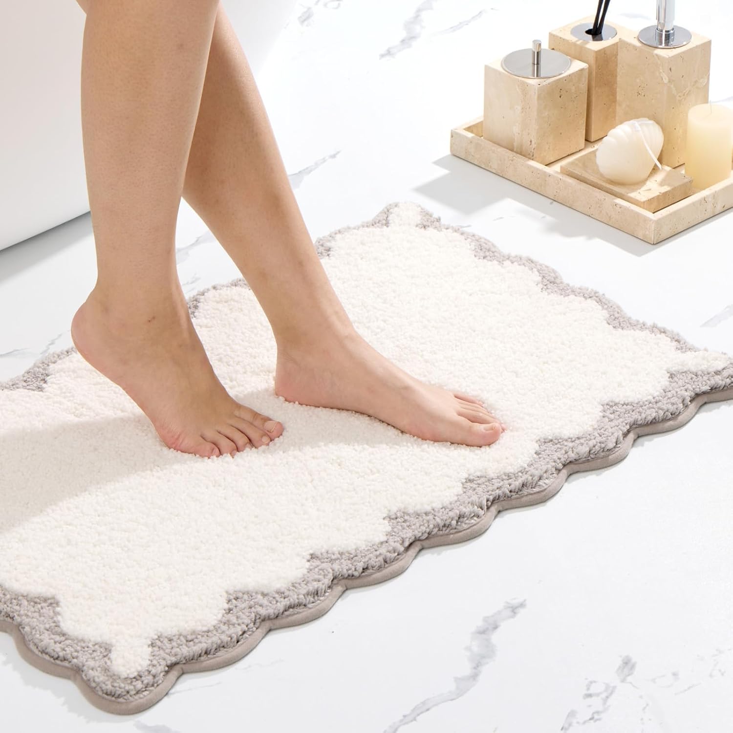 ORTIGIA Cute Scalloped Bath Mat Grey Bathroom Rugs Non Slip Washable, Quick Dry Absorbent Plush Microfiber White & Gray Bathmat for Bathtub Shower, Floor Carpet for Sink Bedroom, 20×32