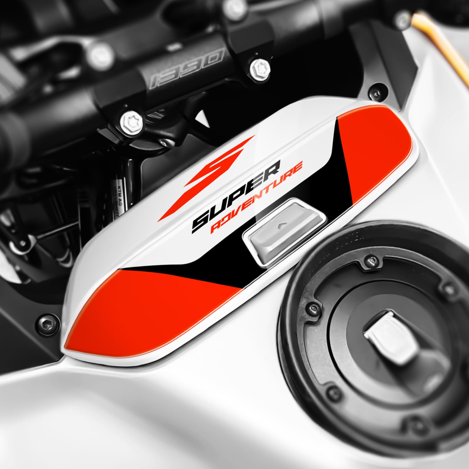 Az Graphishop Naklejka na schowek na przedmioty 3D kompatybilna z KTM 1390 Super Adventure S 2025 Ochrona przed uderzeniami i zadrapaniami wyprodukowana we Włoszech AST-1390SAS-26 (biały i czarny)