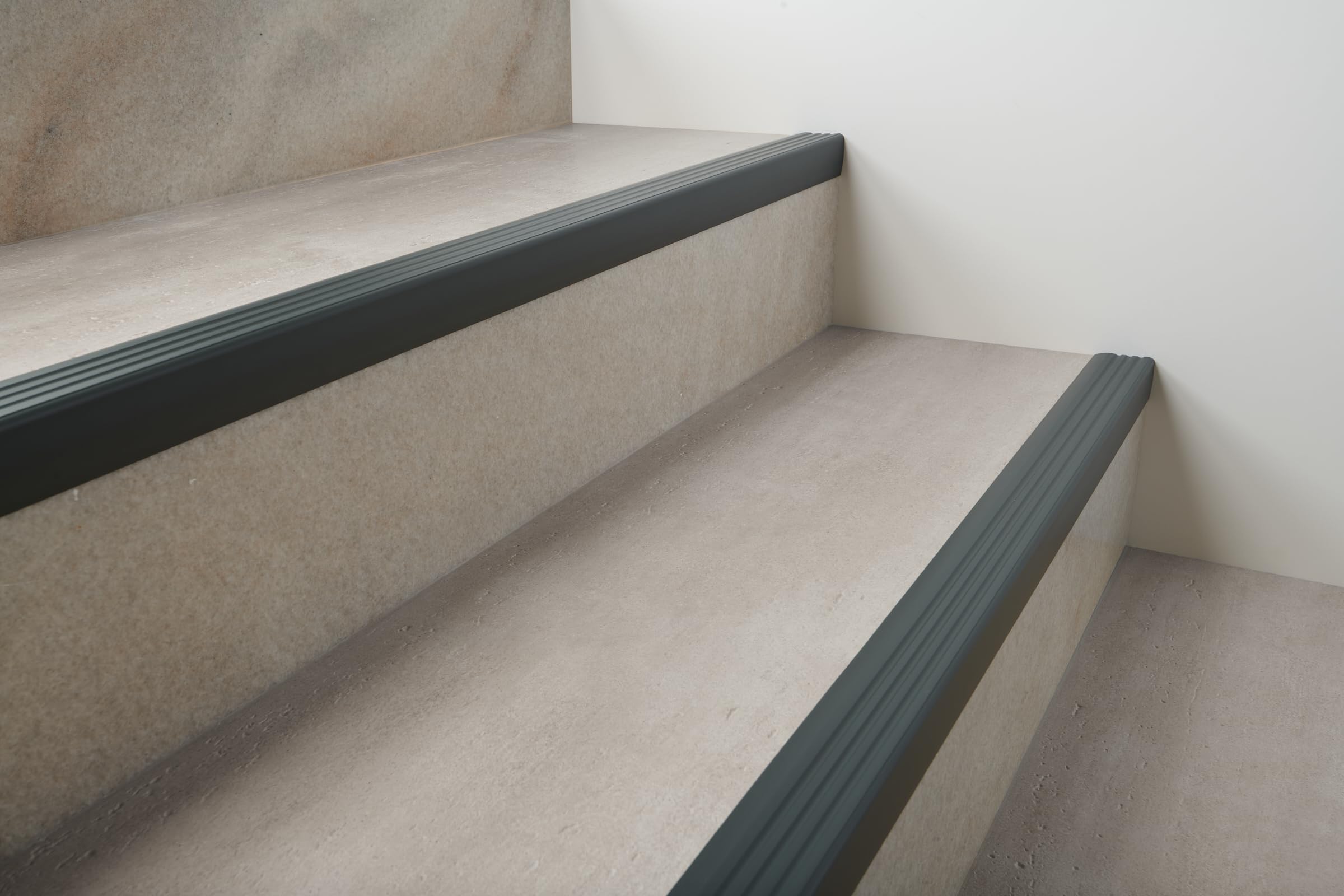 10er-Set PVC Treppenkantenprofil Antirutsch-Profil Winkelprofil Selbstklebend Treppenkantenschutz 50x40mm - 1,10m