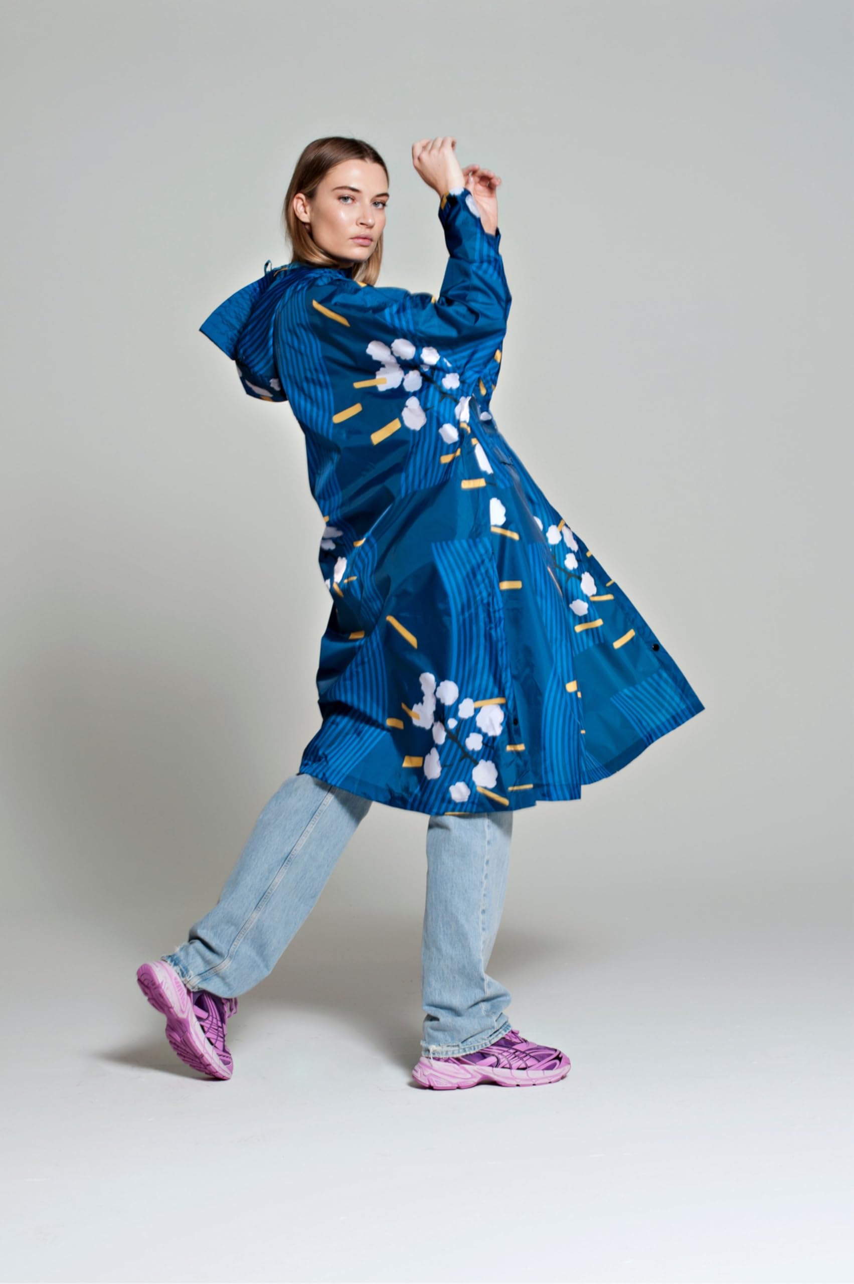 Rainkiss Regenponcho Erwachsene – Wasserdicht & Atmungsaktiv – Einheitsgröße – 100% recyceltes Polyester – PFAS-frei – Japanese/Floral Design – Blau