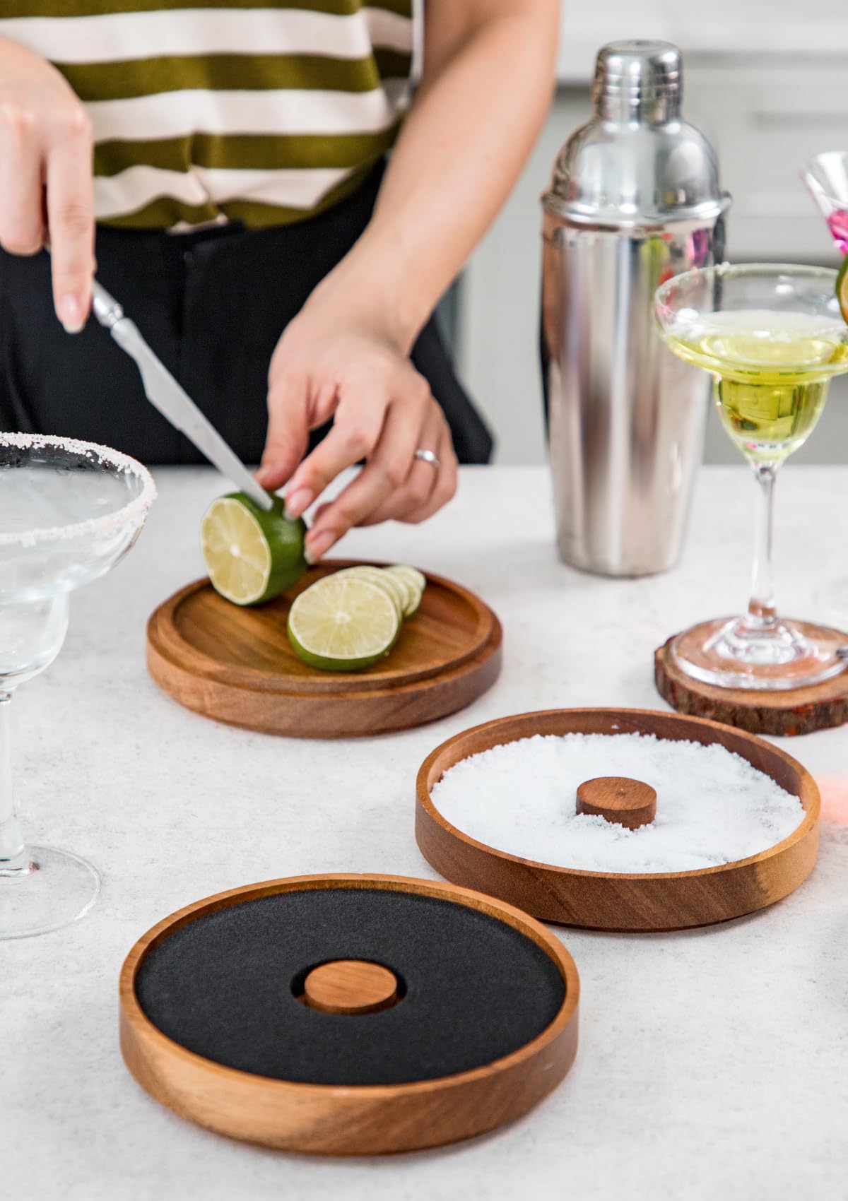 Nucookery Barra de madera de 3 niveles, juego de bordes de sal de margarita de 5.6 pulgadas, bandeja de azúcar y sal para cócteles de jugo, herramienta de fiesta de bar, caja de accesorios de barra de