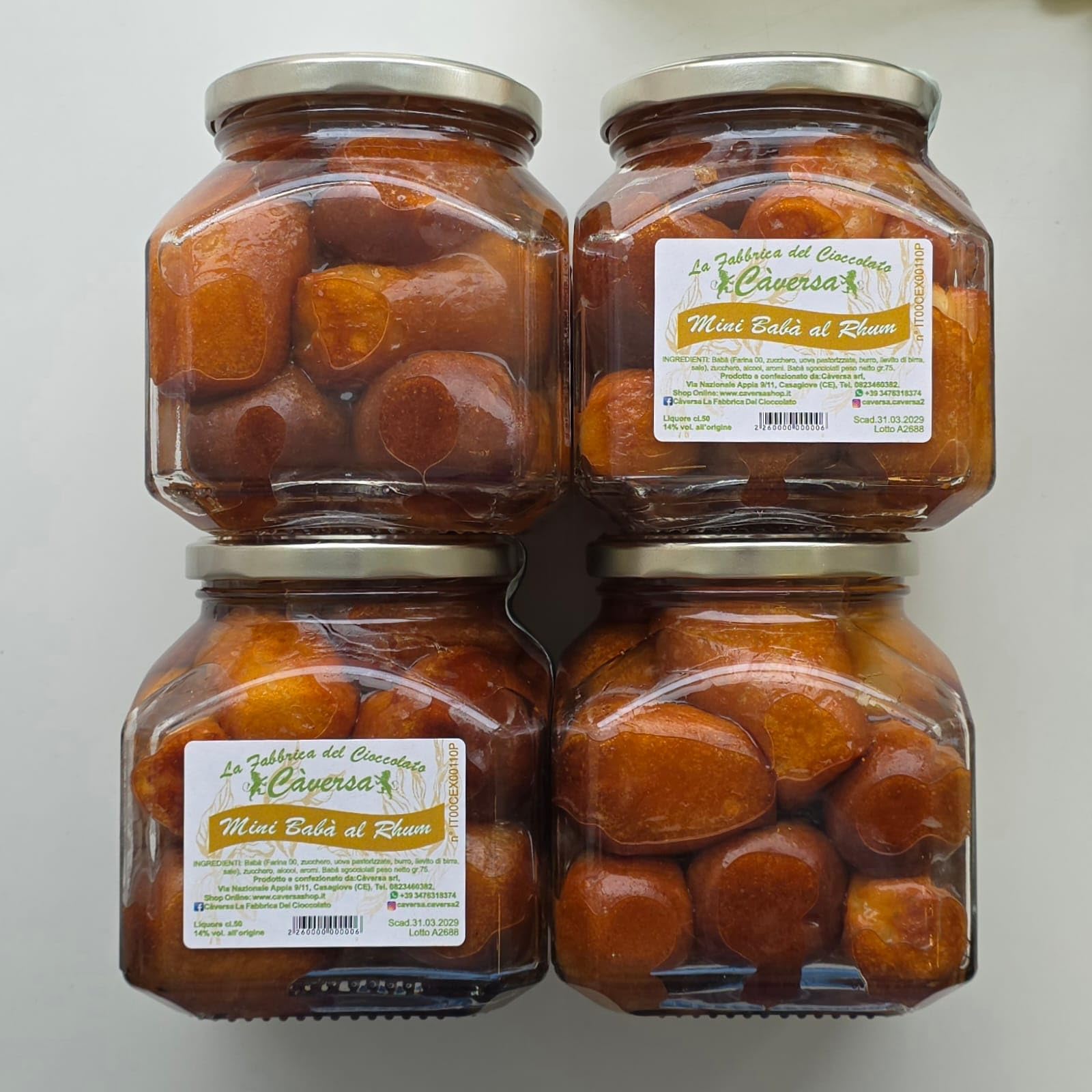 Càversa Babà al Rum 14 Gradi con Tazzine di Cioccolato al Latte – Barattolo 50 cl con 6 Tazzine Commestibili – Babà Artigianali Sgocciolati – Idea Regalo Gourmet