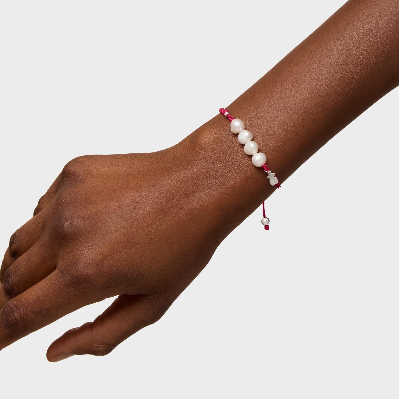 TOUS Pulsera de Cuerda y Perlas para Mujer con Motivo Oso en Plata de Primera Ley, 16 cm de Largo, Originalidad y Atrevimiento, Colección Pearl