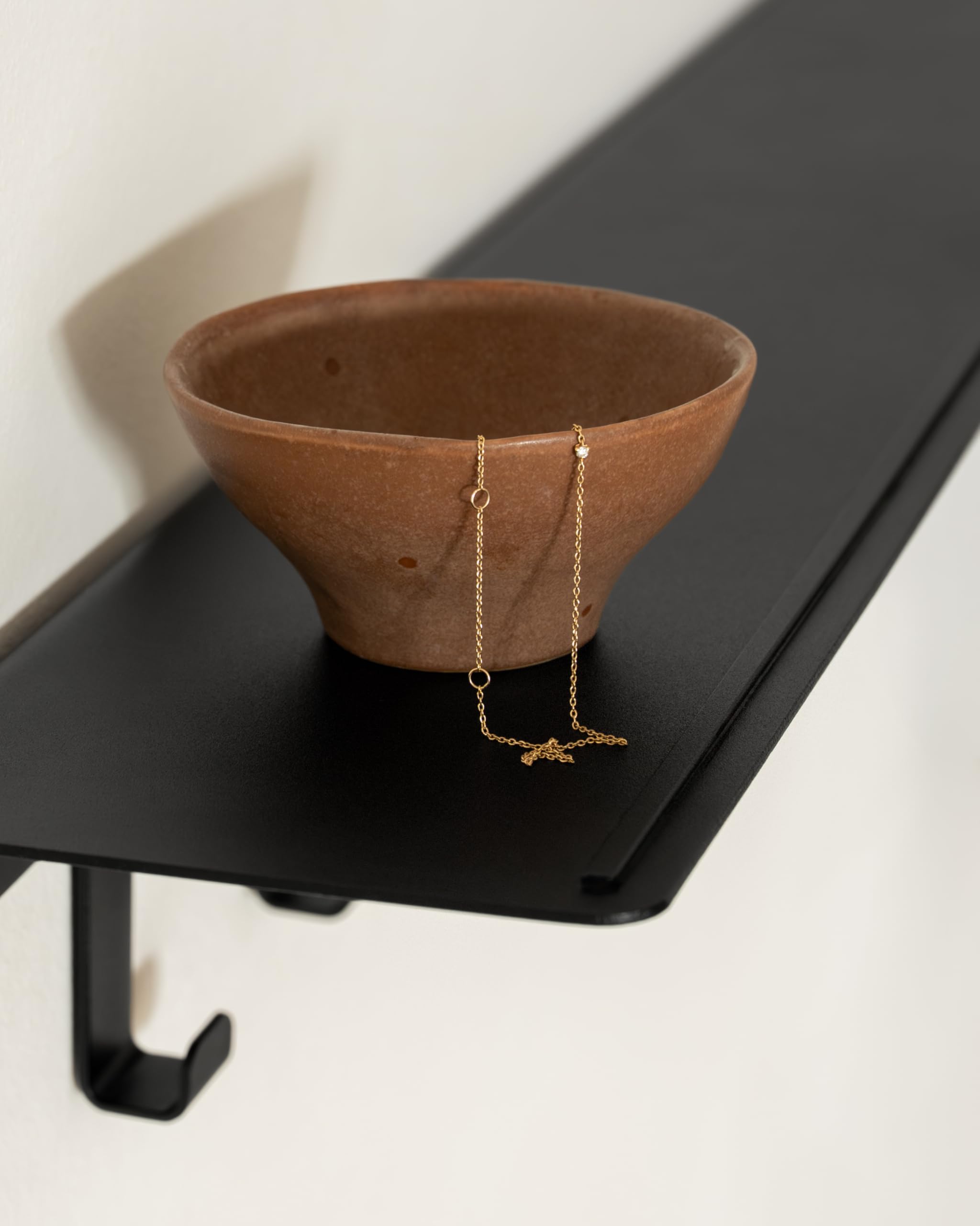 Kazai. Perchero de pared 'Holmsen' | Perchero moderno con estante de metal | Panel perchero minimalista para entrada y recibidor | Colgadores de ropa para pared | Negro