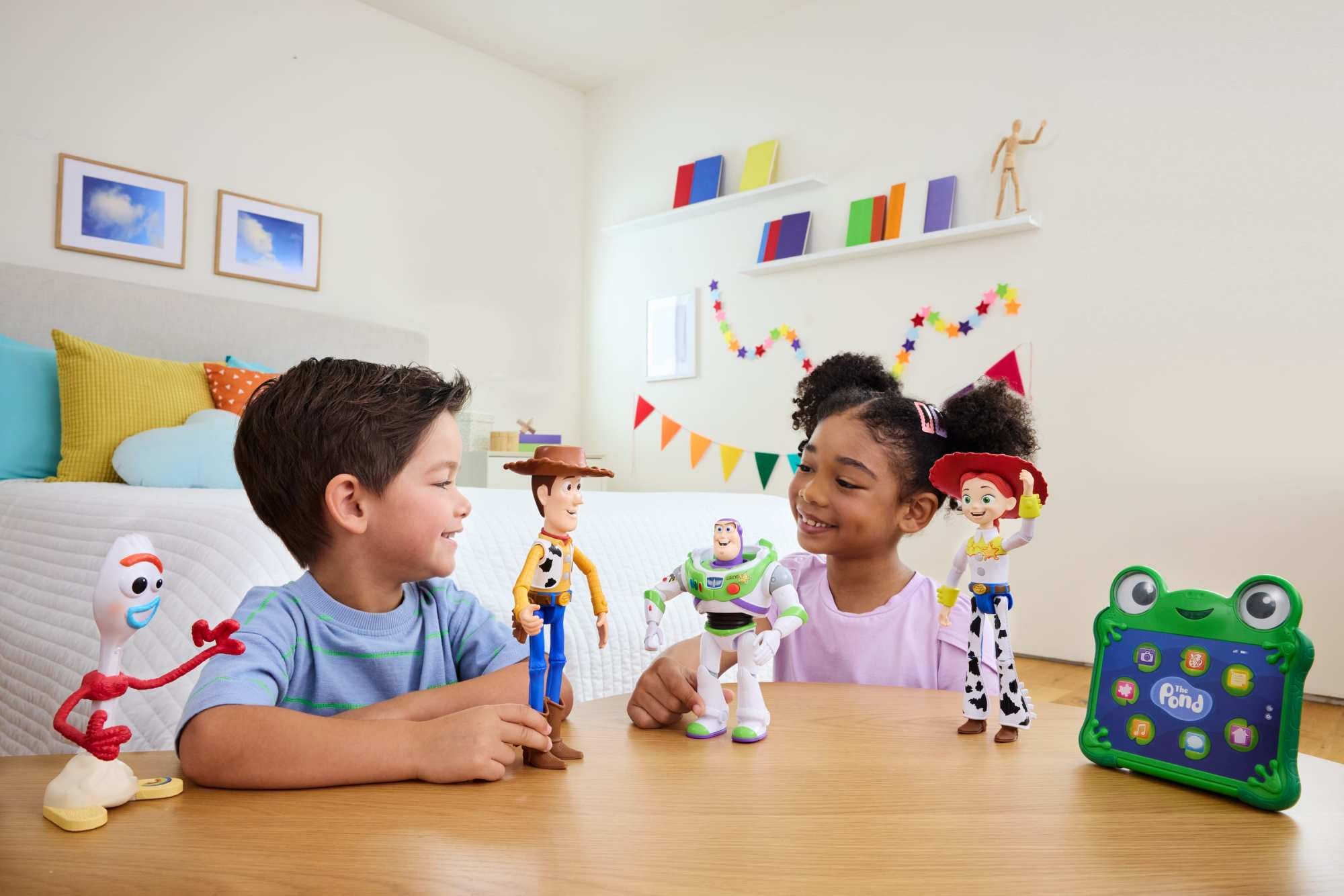 Disney · Pixar Figurines interactives Toy Story 5 de 18 cm avec répliques et dialogues tirés du Film, JKV28 | Figurine parlante à l'échelle 15 cm, phrases du film, interactions avec personnages, JKV28