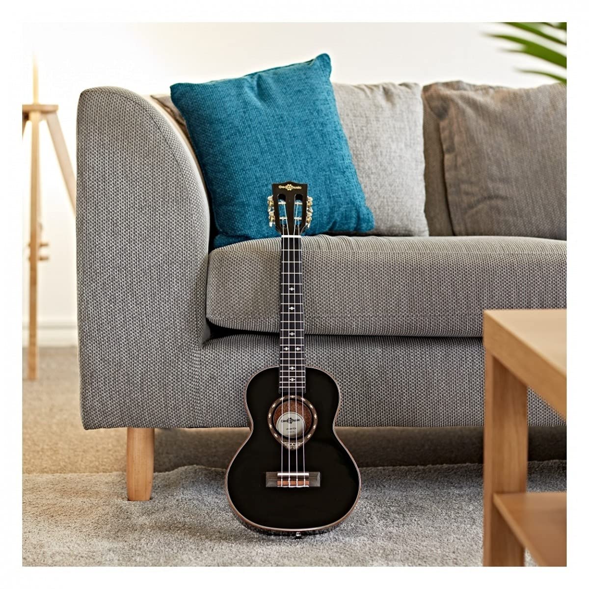 Premium Arche Back Tenor Ukulele con Top in abete rosso di Gear4music | Design archback per più volume e proiezione, dorso e fianchi in mogano sapele per una risonanza calda
