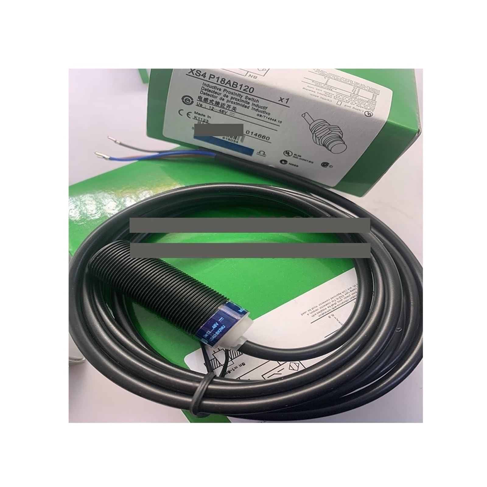 Capteur XS4P18AB120L2 pour l'automatisation et le comptage de pièces sur tapis roulant