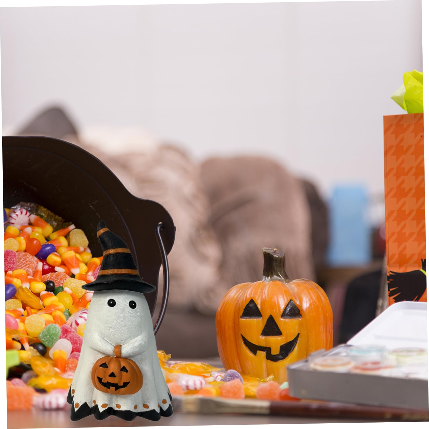 Decorazioni di Halloween, Decorazioni di fantasmi, Simpatica statua di fantasma di Halloween in piedi con zucca appuntita e in mano, ornamento spettrale resina di cartone animato per tavolo da scaffa