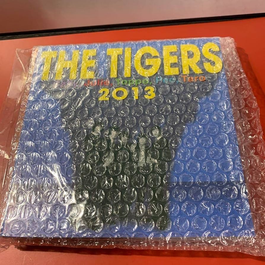 Amazon.co.jp: THE TIGERS ザタイガース 2013 写真集 : ドラッグストア
