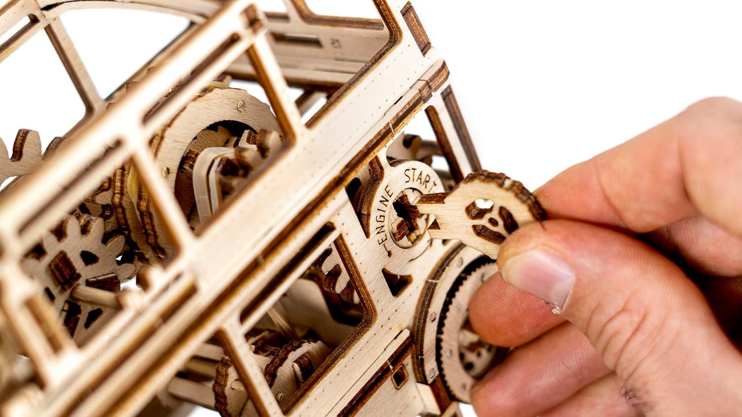 Revell Tiny Adventures London Bus I Detailliertes Modell I Aufwendiger Innenraum mit Motor und Stoßdämpfern I Authentische Figuren I Mechanisches Meisterwerk mit Startschlüssel I Modell aus Holz