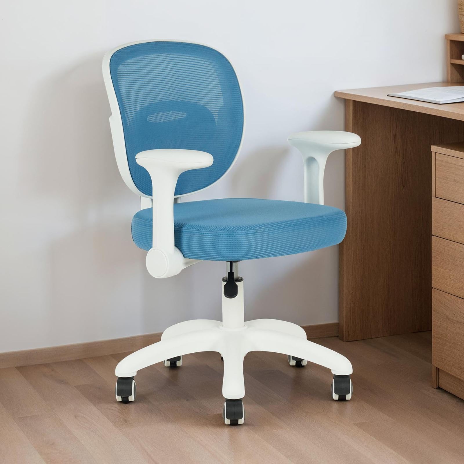 IDIMEX Silla giratoria infantil Amelia regulable con reposabrazos en azul – Silla ergonómica para niños con respaldo de malla y base en cruz blanca con 5 ruedas