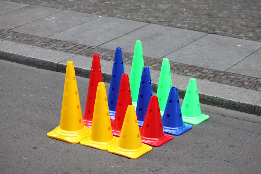 Lot de 4 Kits de haie (12 pièces en Tout): 8 cônes (à 12 Trous) 40 cm, 4 Jalons en Plastique 80 cm, Couleur: 1x Bleu, 1x Rouge, 1x Vert, 1x Jaune - 8X MZK40ybrg 4X 80ybrg