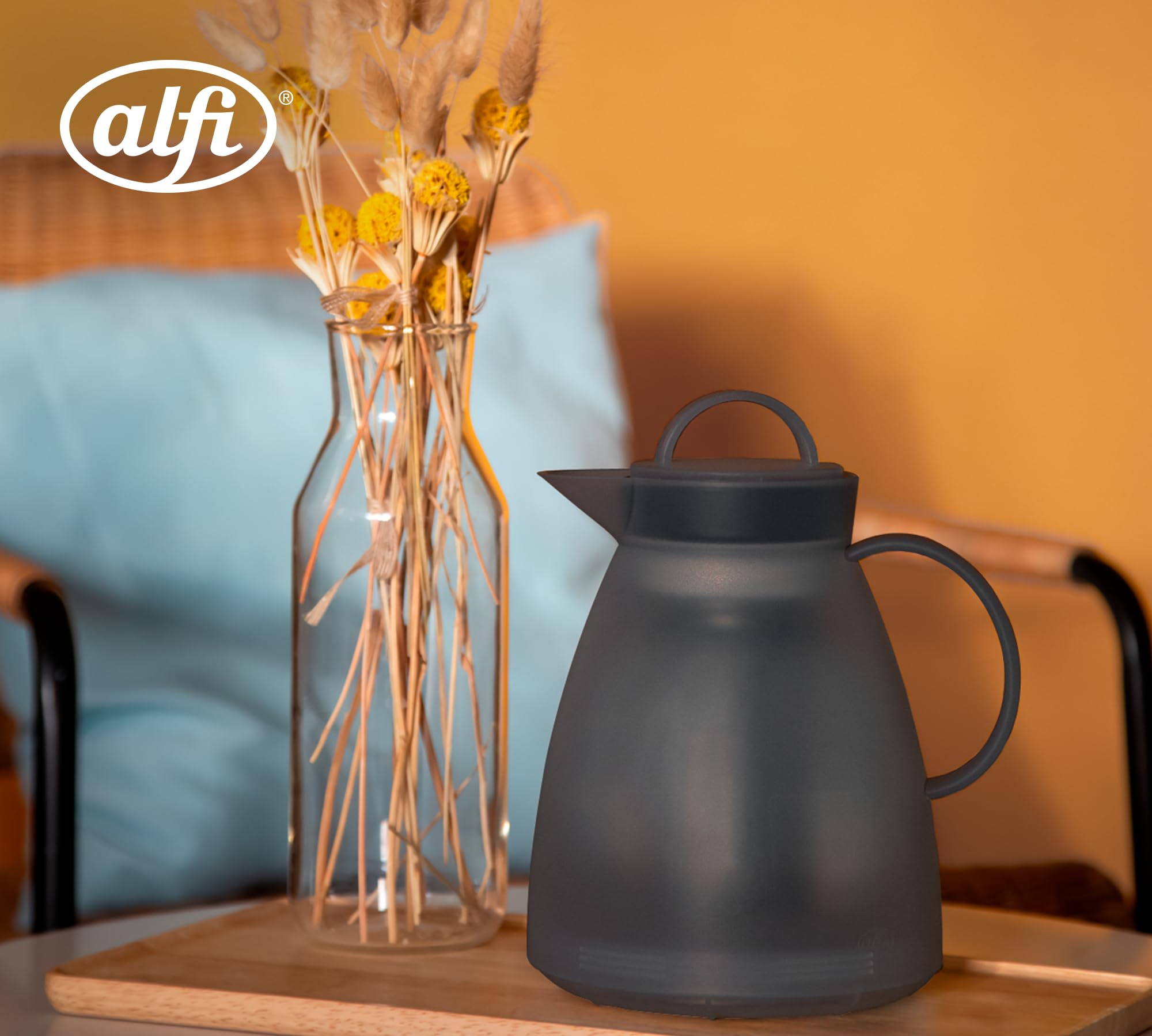alfi DAN TEA Isolierkanne 0,94 l, 3 h heiß, mit Teesieb, smoke | Teekanne mit integriertem Filter, Thermoskanne mit absolut dichtem Drehverschluss, 6 h kalt, grau transparent