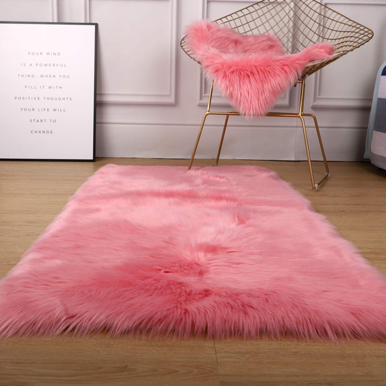 Tapis peau de mouton synthétique rose pour habiller un canapé ou une chaise de salon cocooning