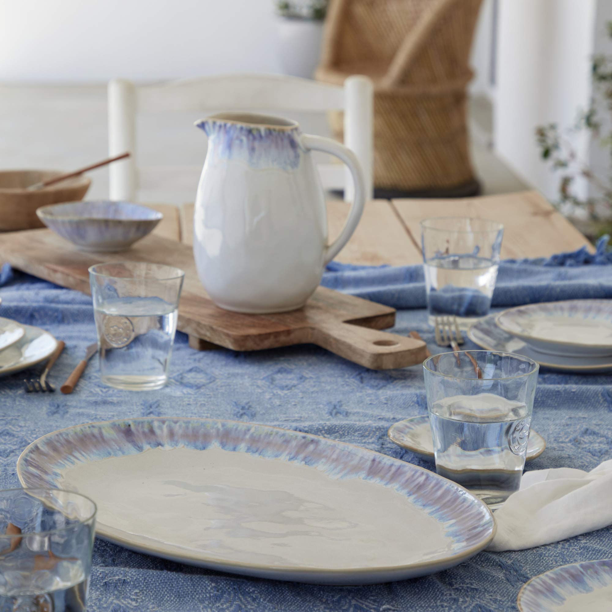 Costa Nova Krug Brisa: Elegante Karaffe aus feinstem Steinzeug mit reaktiver Glasur, Für Wasser & Säfte, Spülmaschinenfest, Mikrowellen-, Ofen- und Gefriergeeignet, Handveredelt, Weiß/Blau, 1,76 l