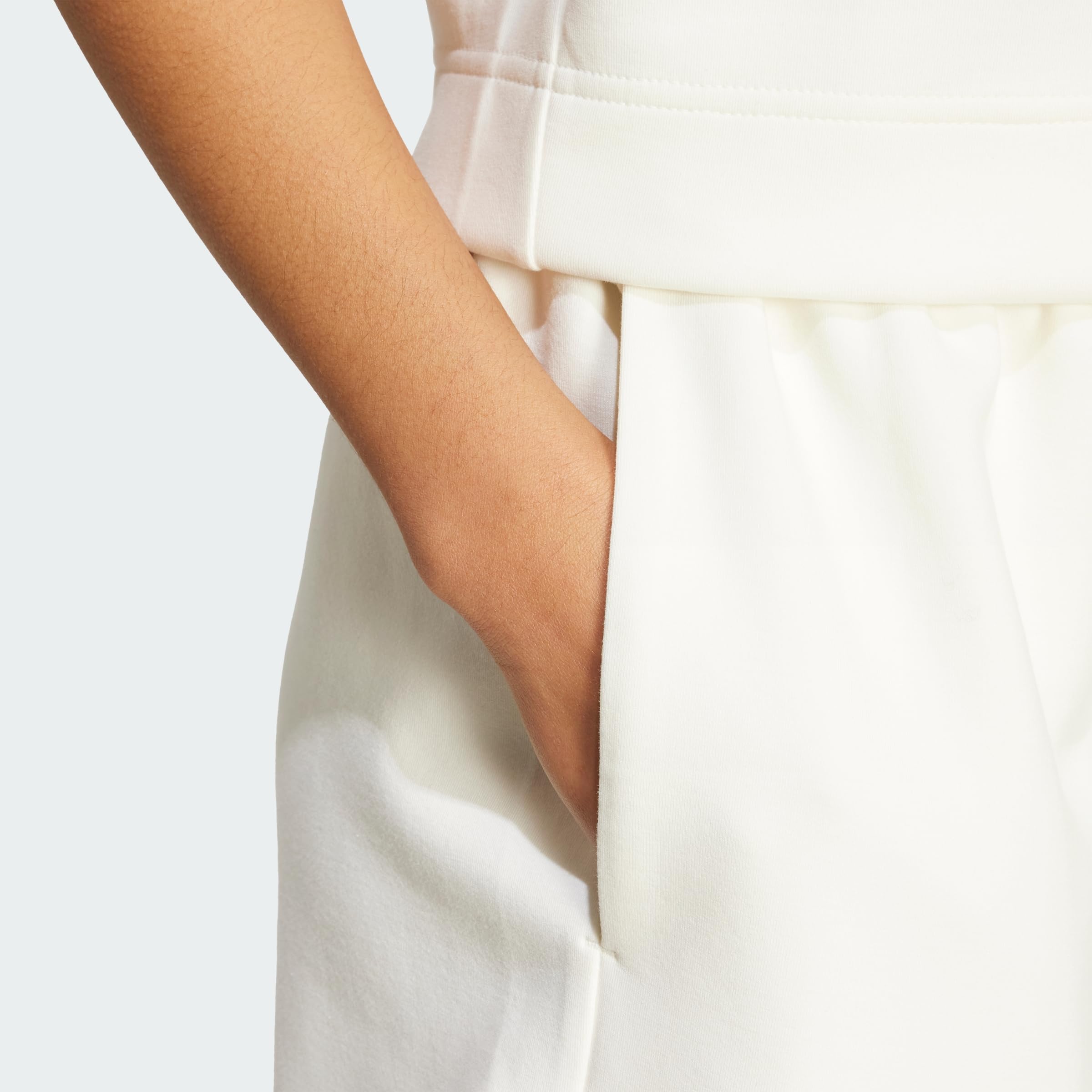 adidas Women's Soft Lux Shorts, locker geschnitten