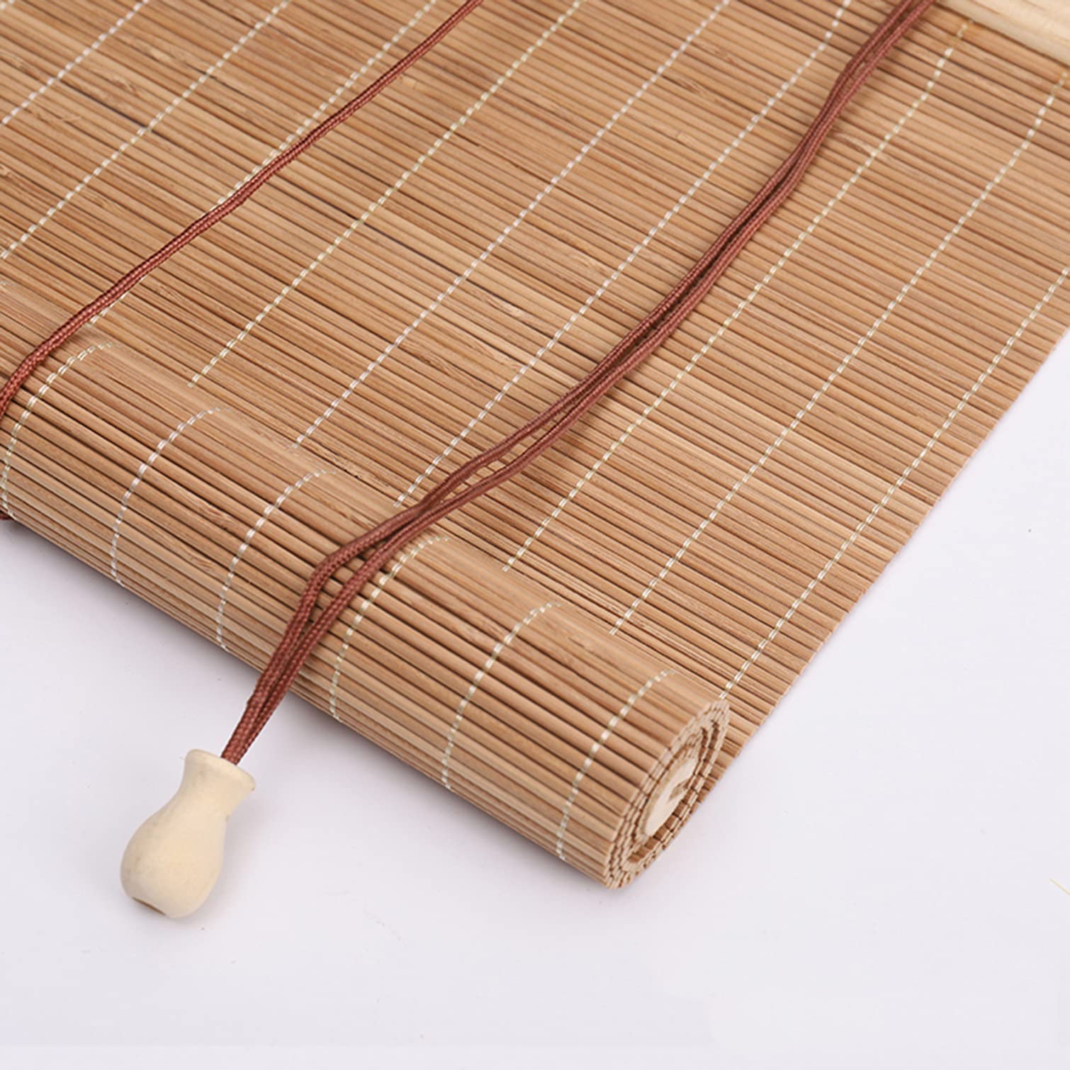 Store enrouleur en bambou naturel et volet bois pour fenêtre
